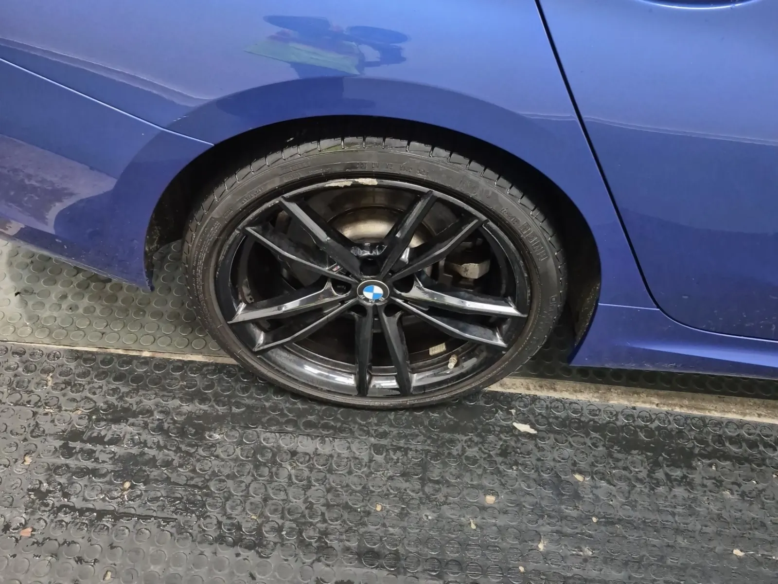 Right Rear Wheel/Tire Photo