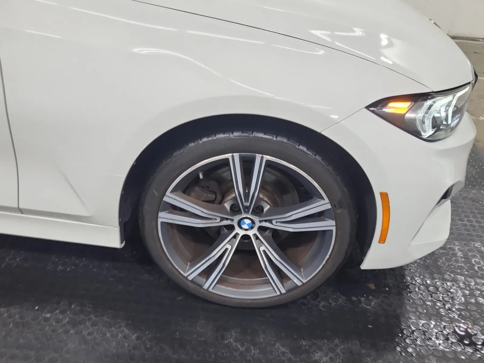 Right Front Wheel/Tire Photo
