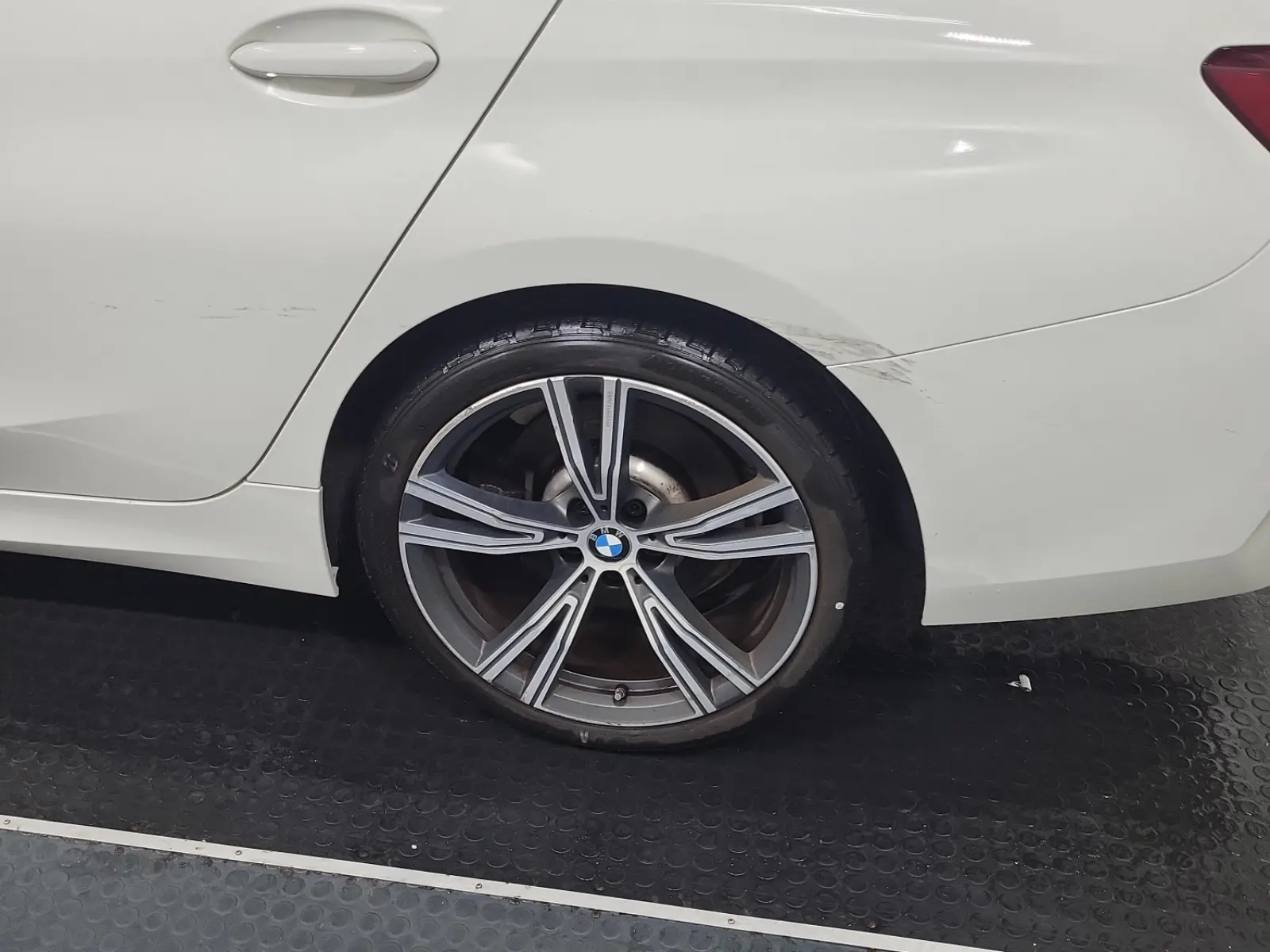 Left Rear Wheel/Tire Photo