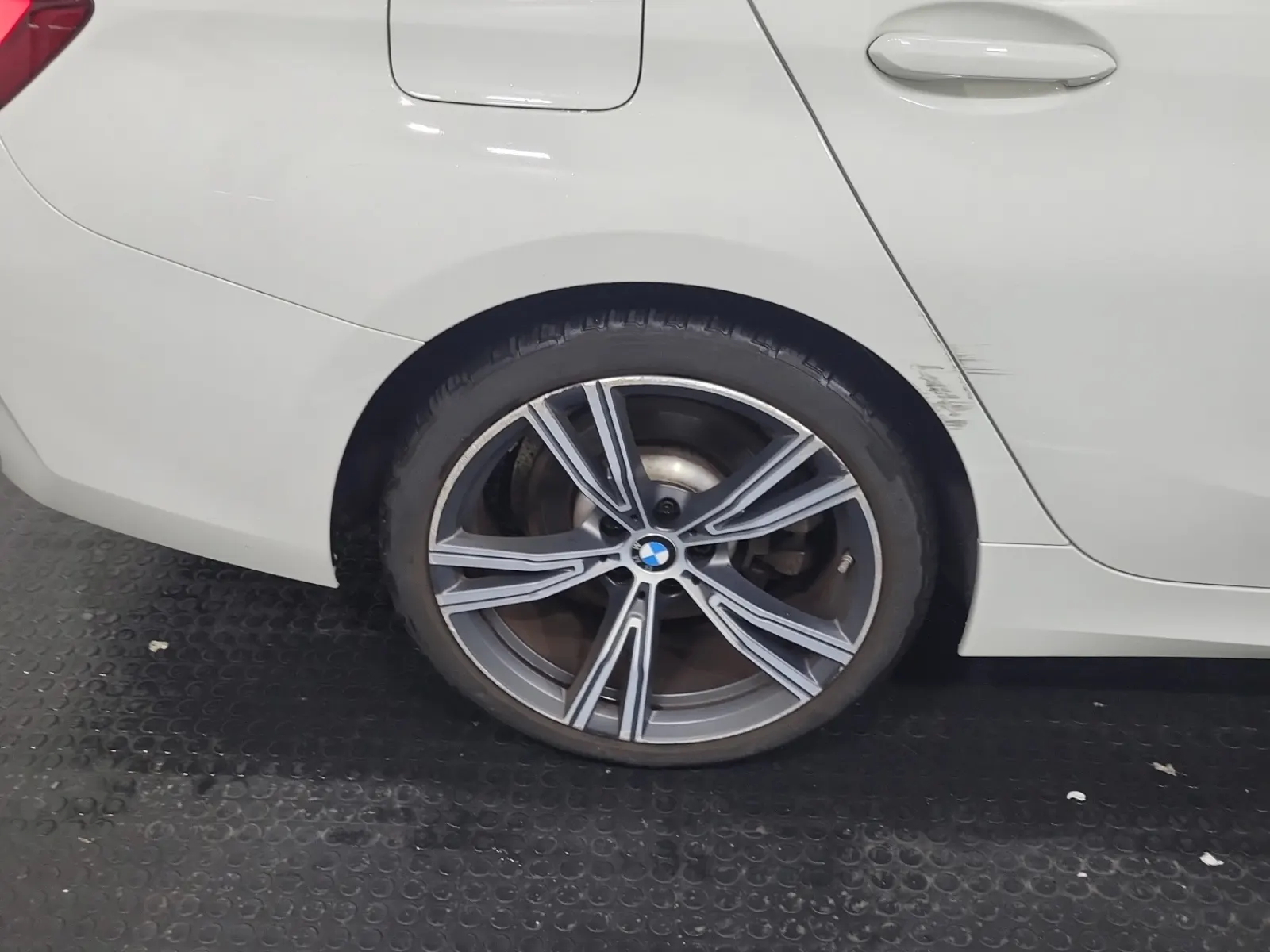 Right Rear Wheel/Tire Photo