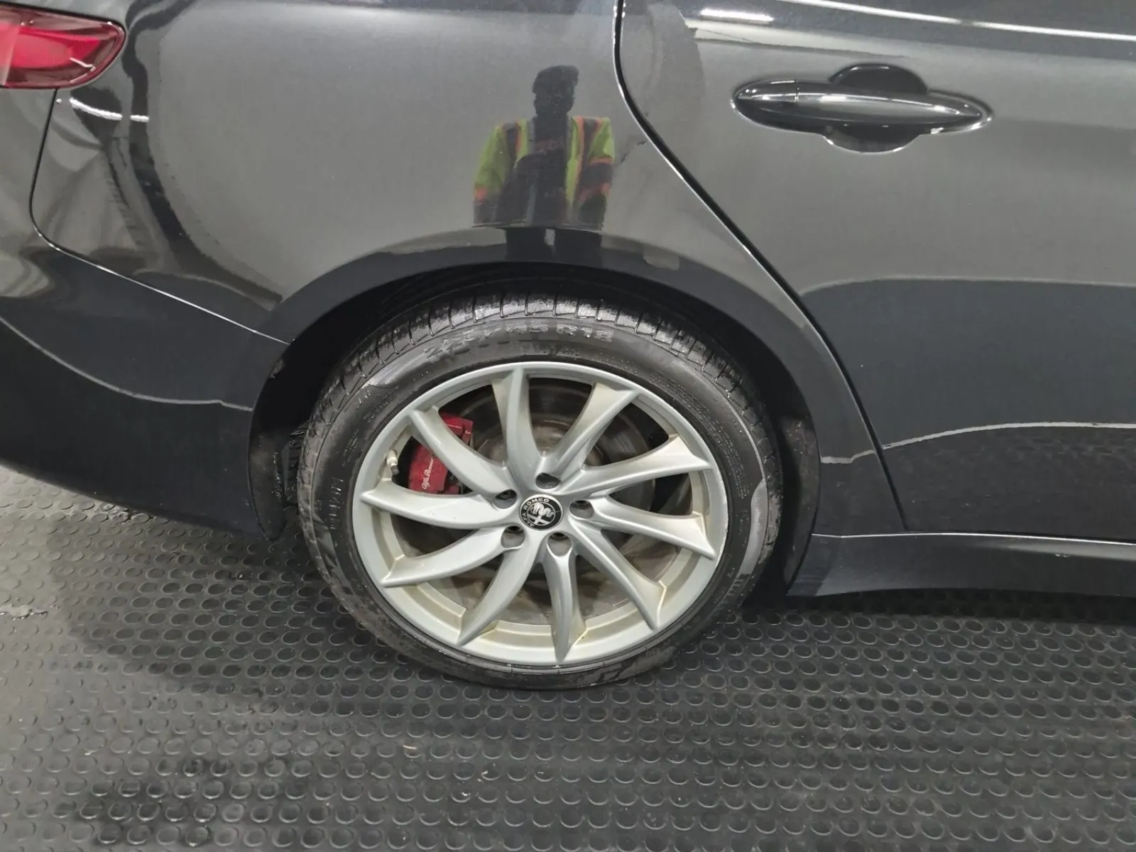Right Rear Wheel/Tire Photo