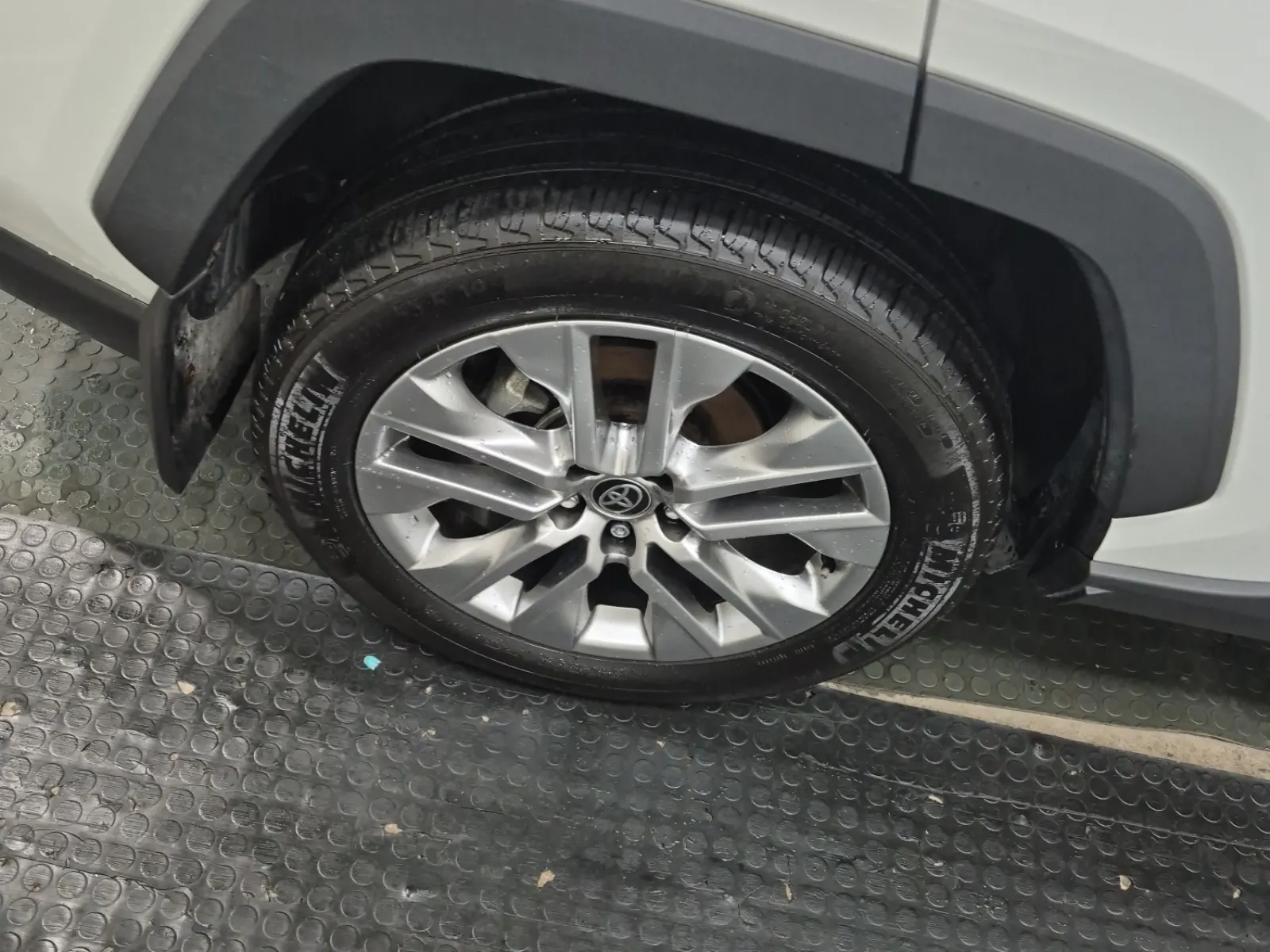 Right Rear Wheel/Tire Photo