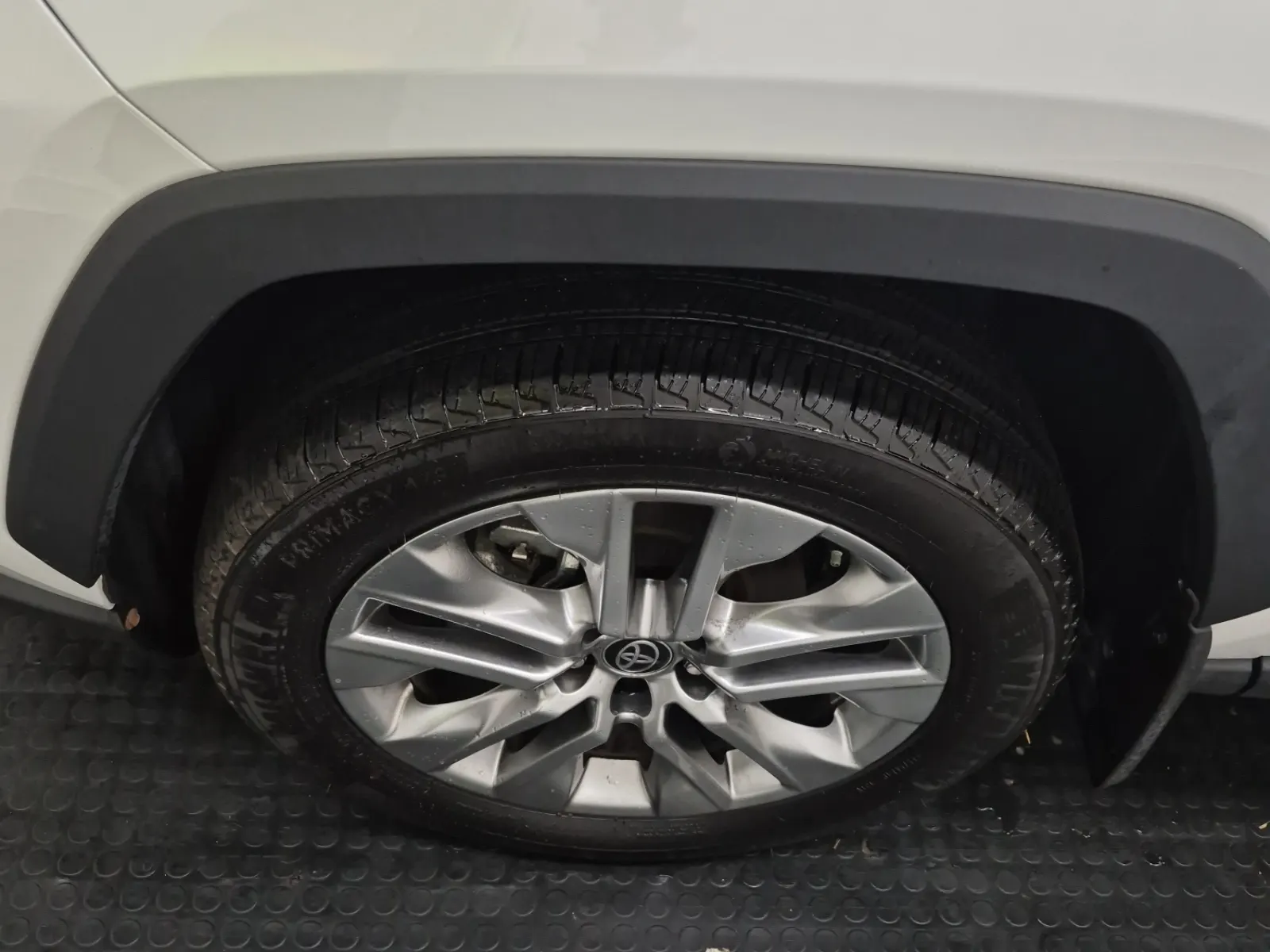 Front driver wheel/tire photo