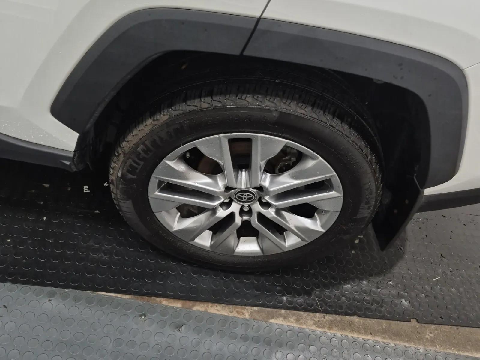 Left Rear Wheel/Tire Photo