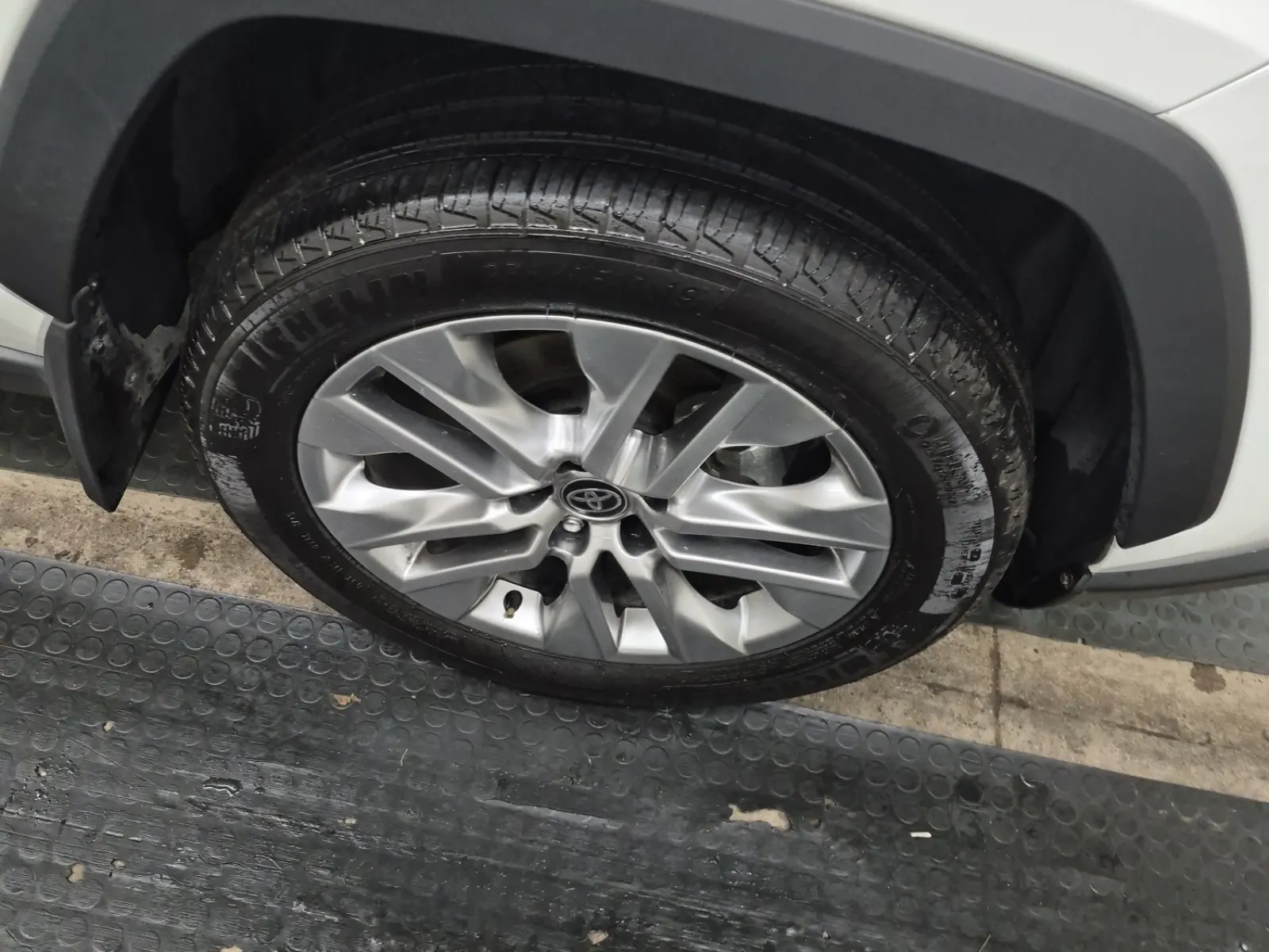 Right Front Wheel/Tire Photo
