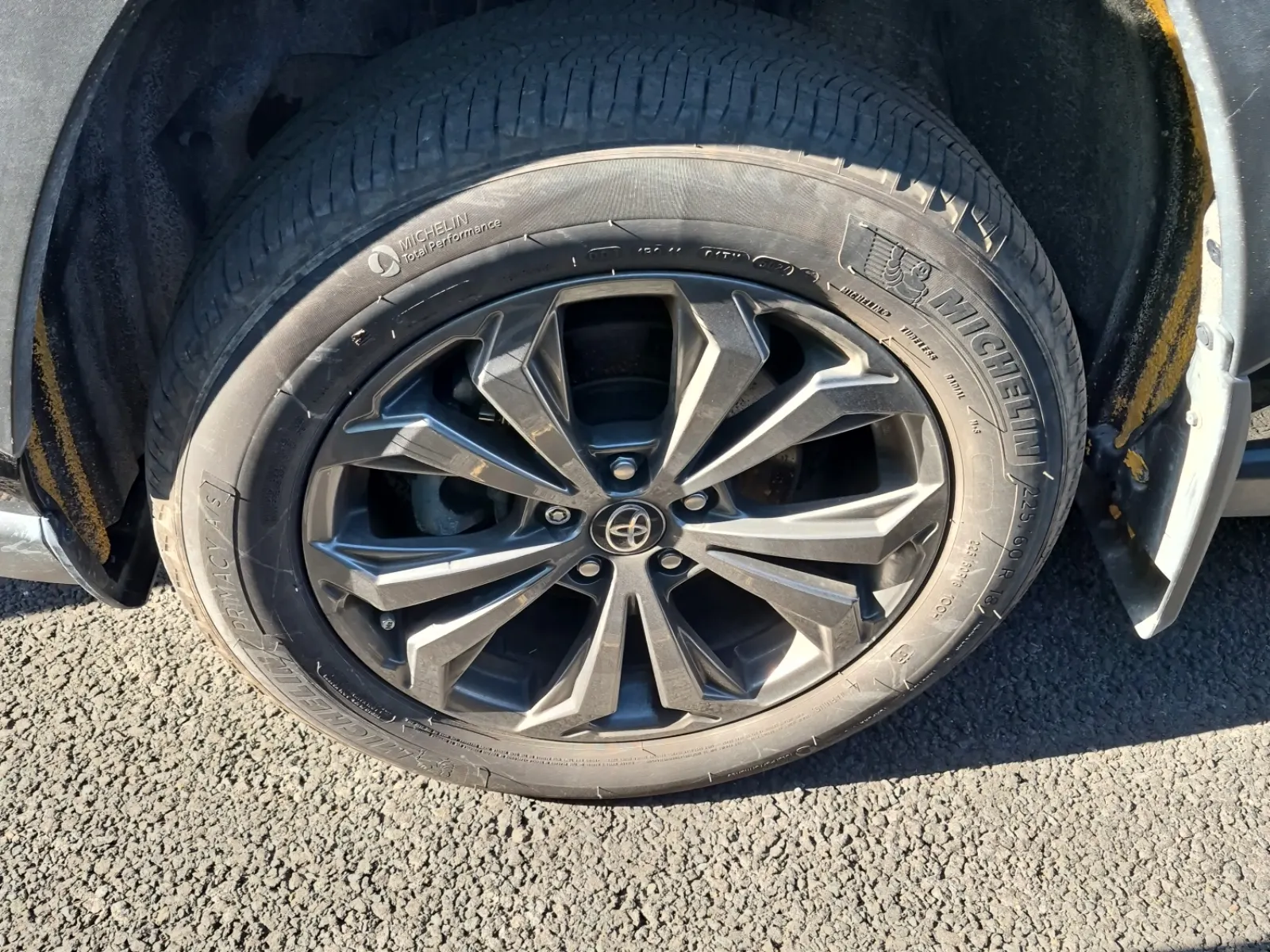 Front driver wheel/tire photo