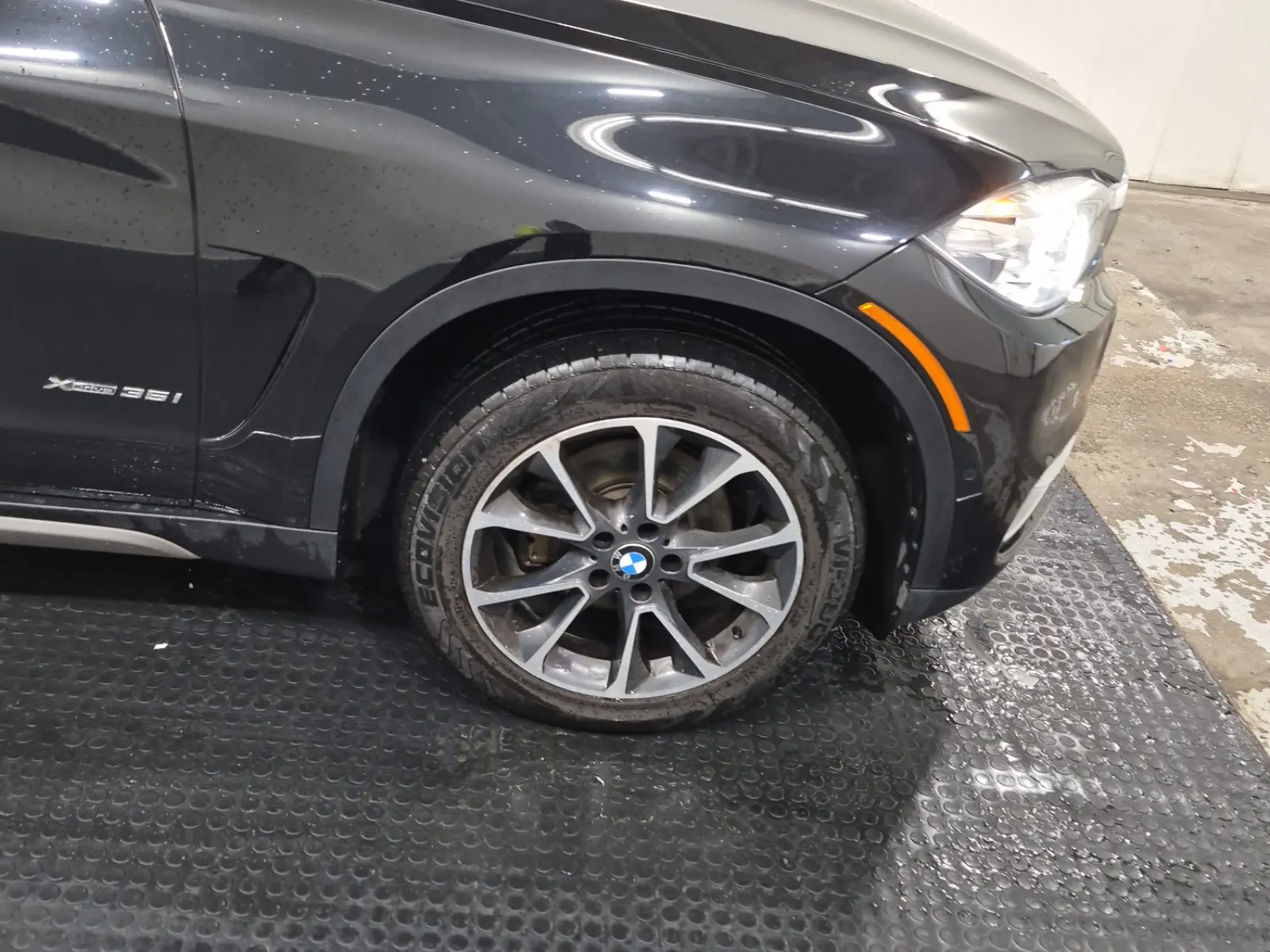 Right Front Wheel/Tire Photo