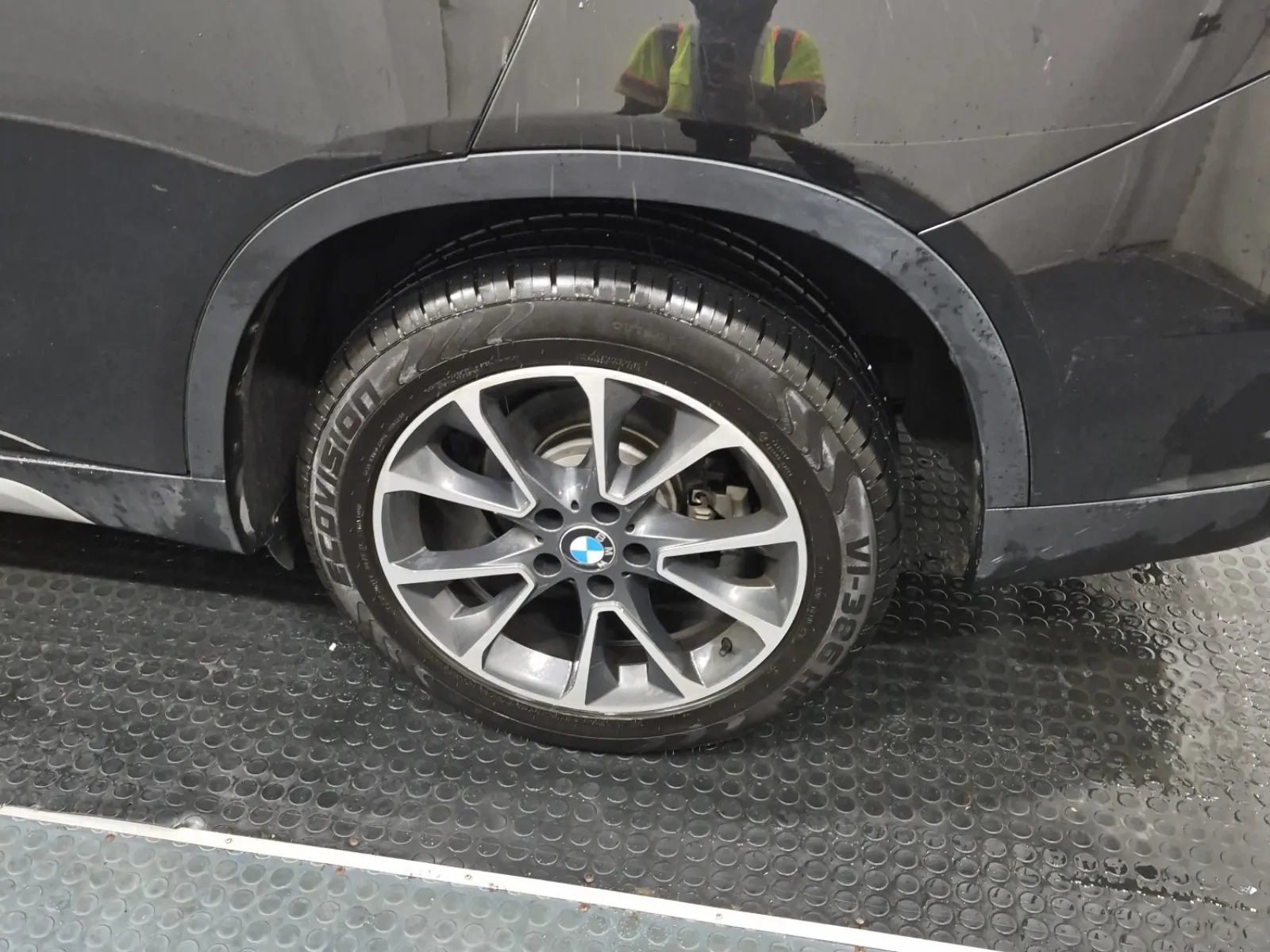 Left Rear Wheel/Tire Photo