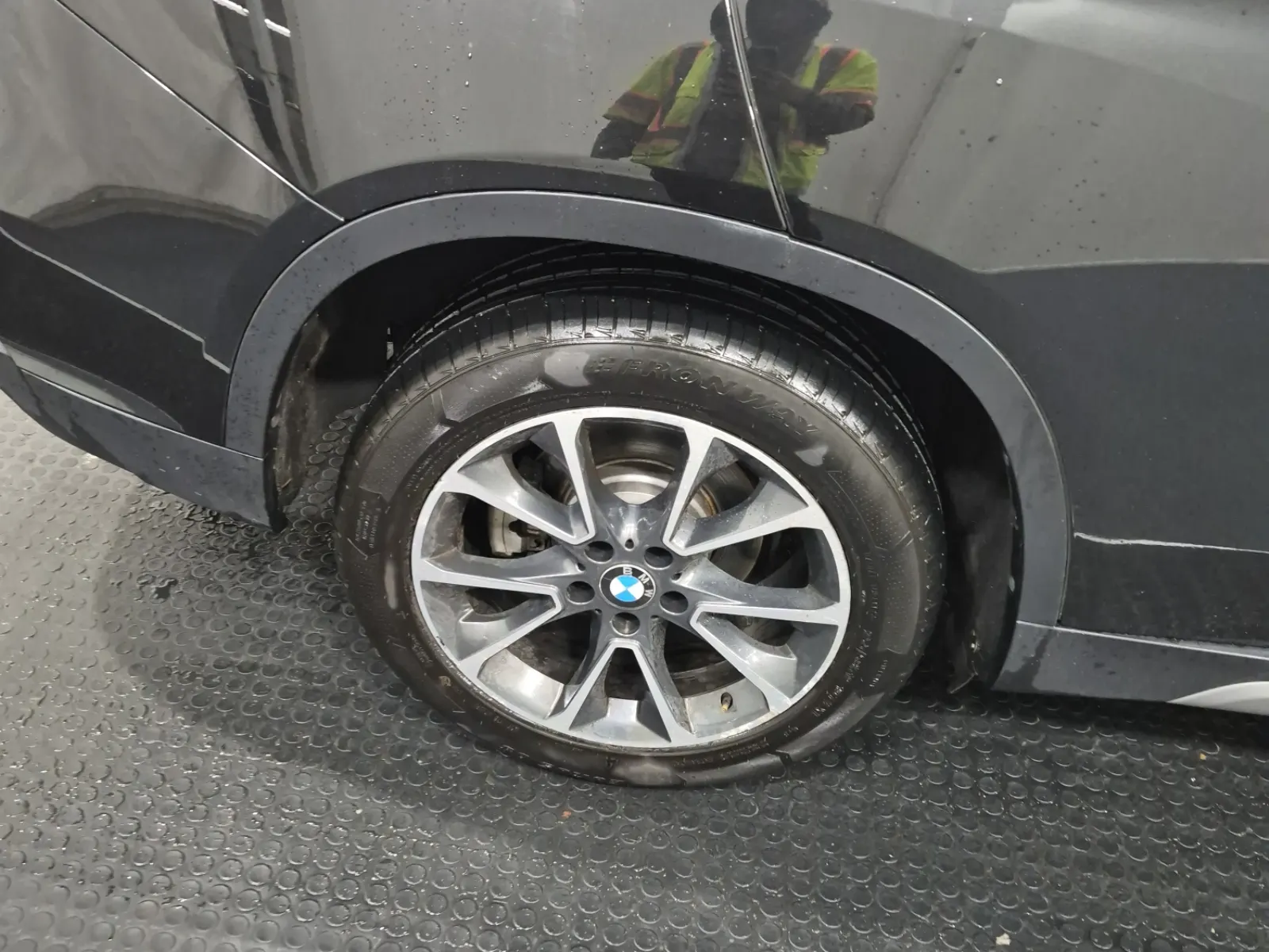 Right Rear Wheel/Tire Photo