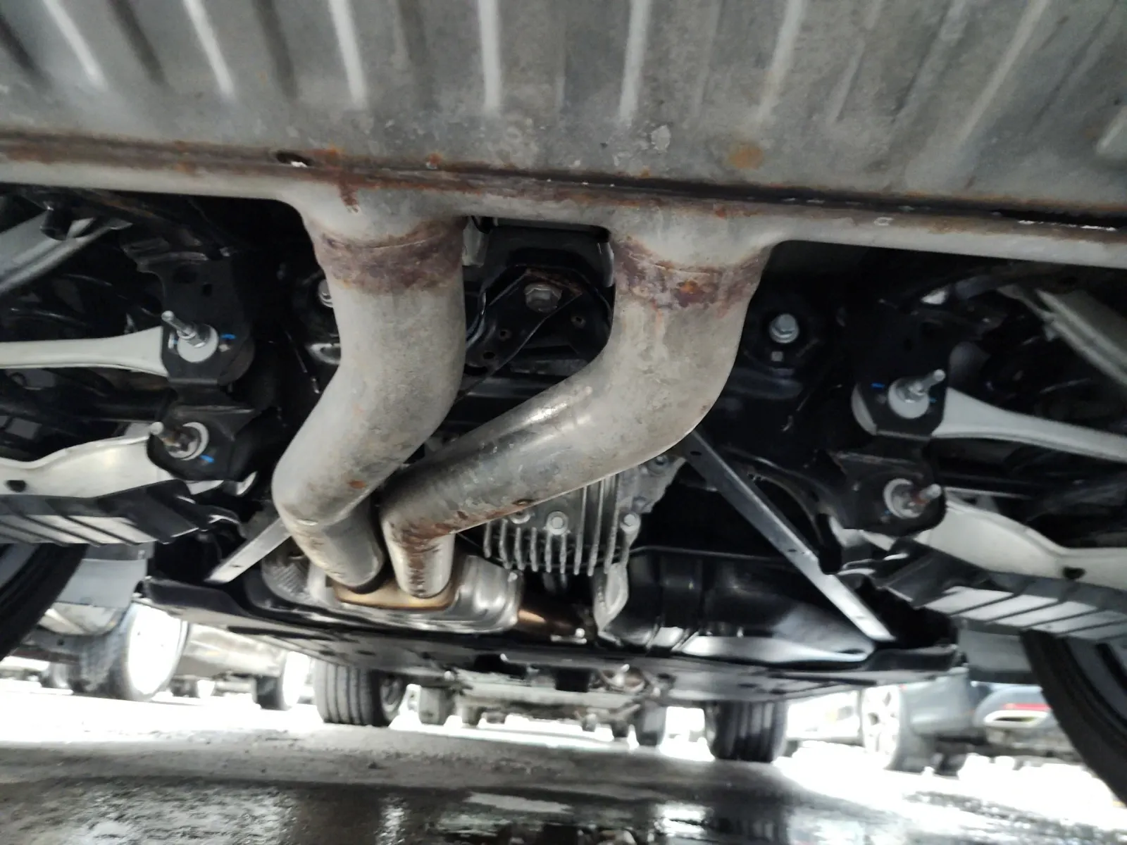 Undercarriage - Rear Photo