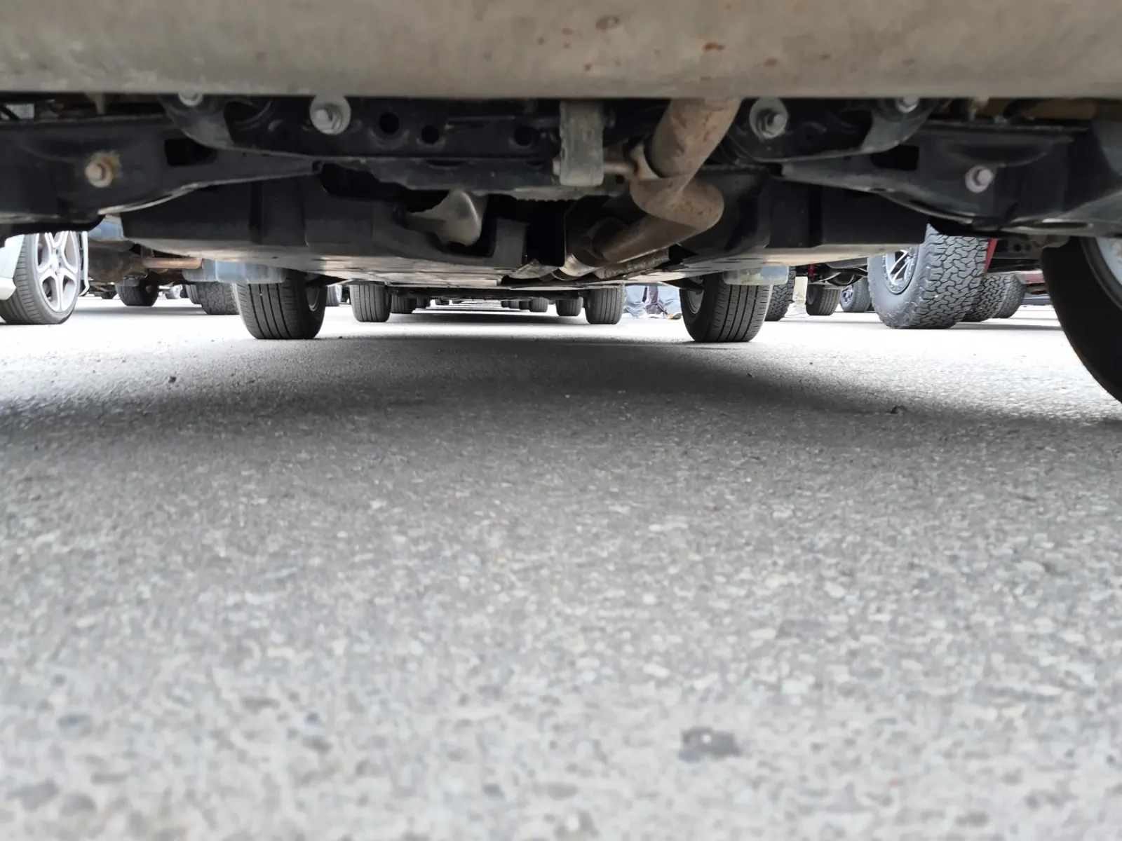 Undercarriage - Rear Photo
