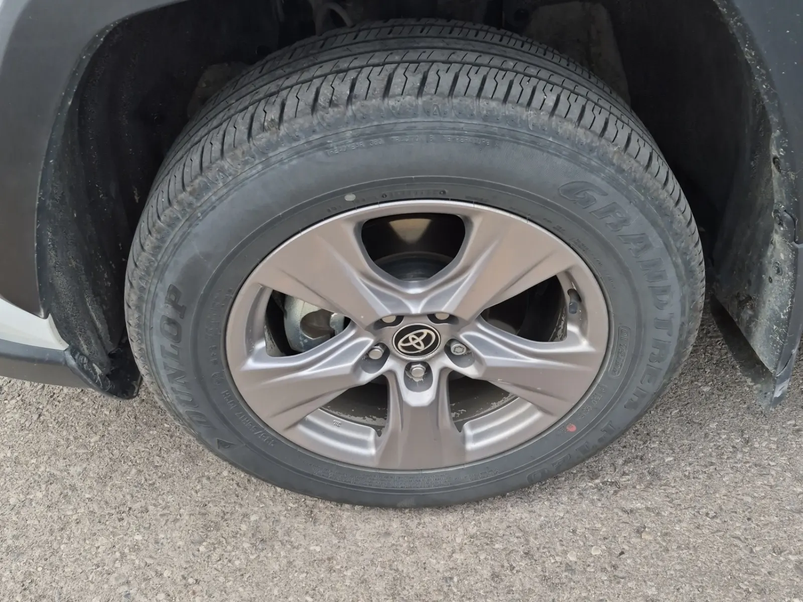 Front driver wheel/tire photo