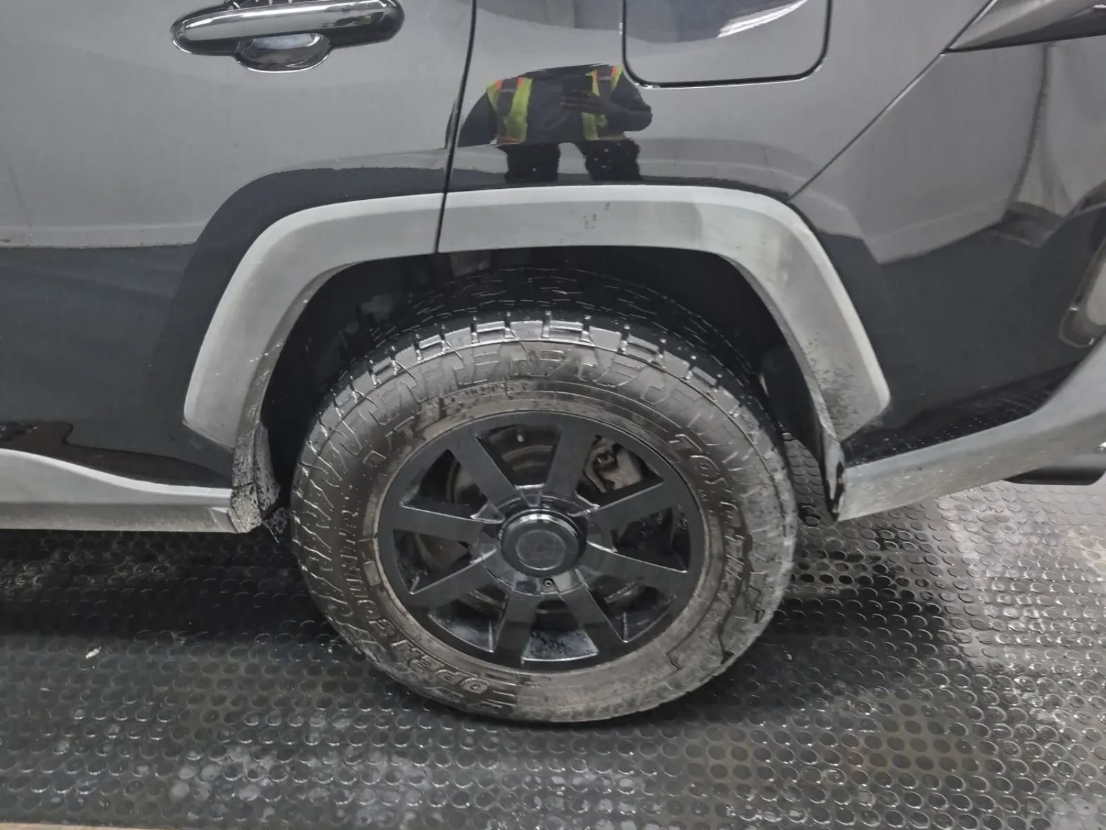 Left Rear Wheel/Tire Photo