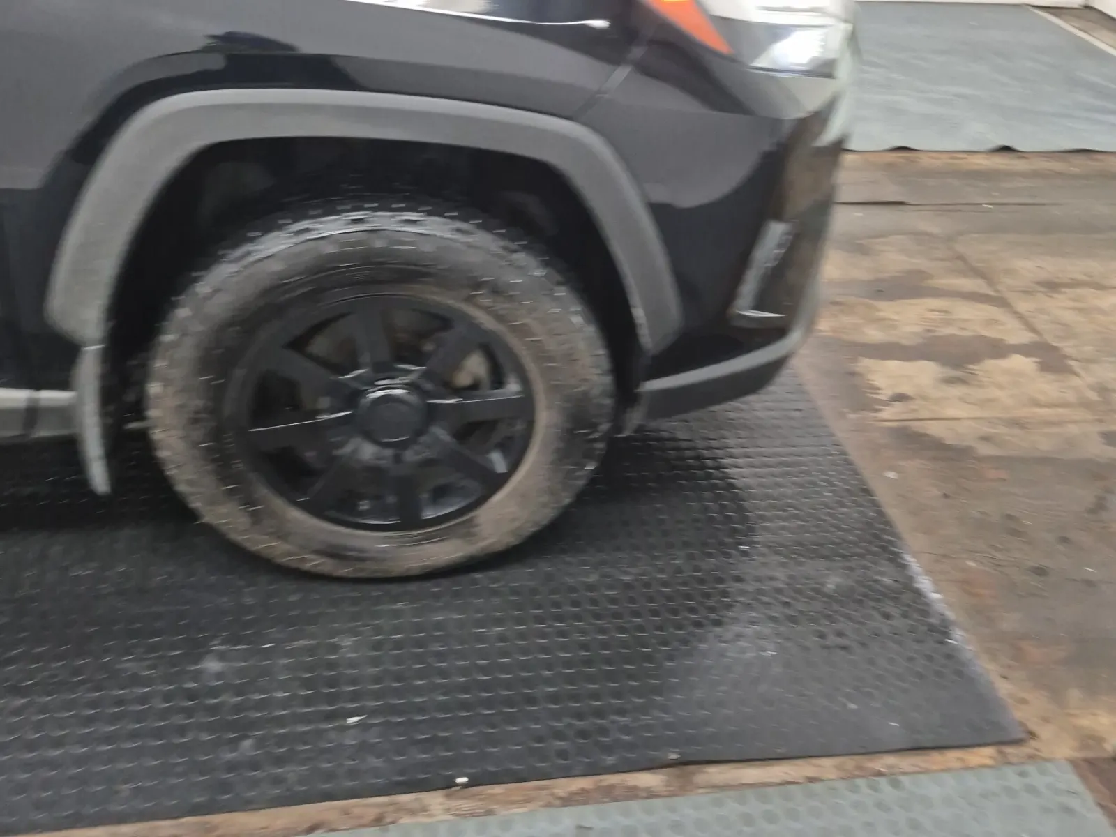 Right Front Wheel/Tire Photo
