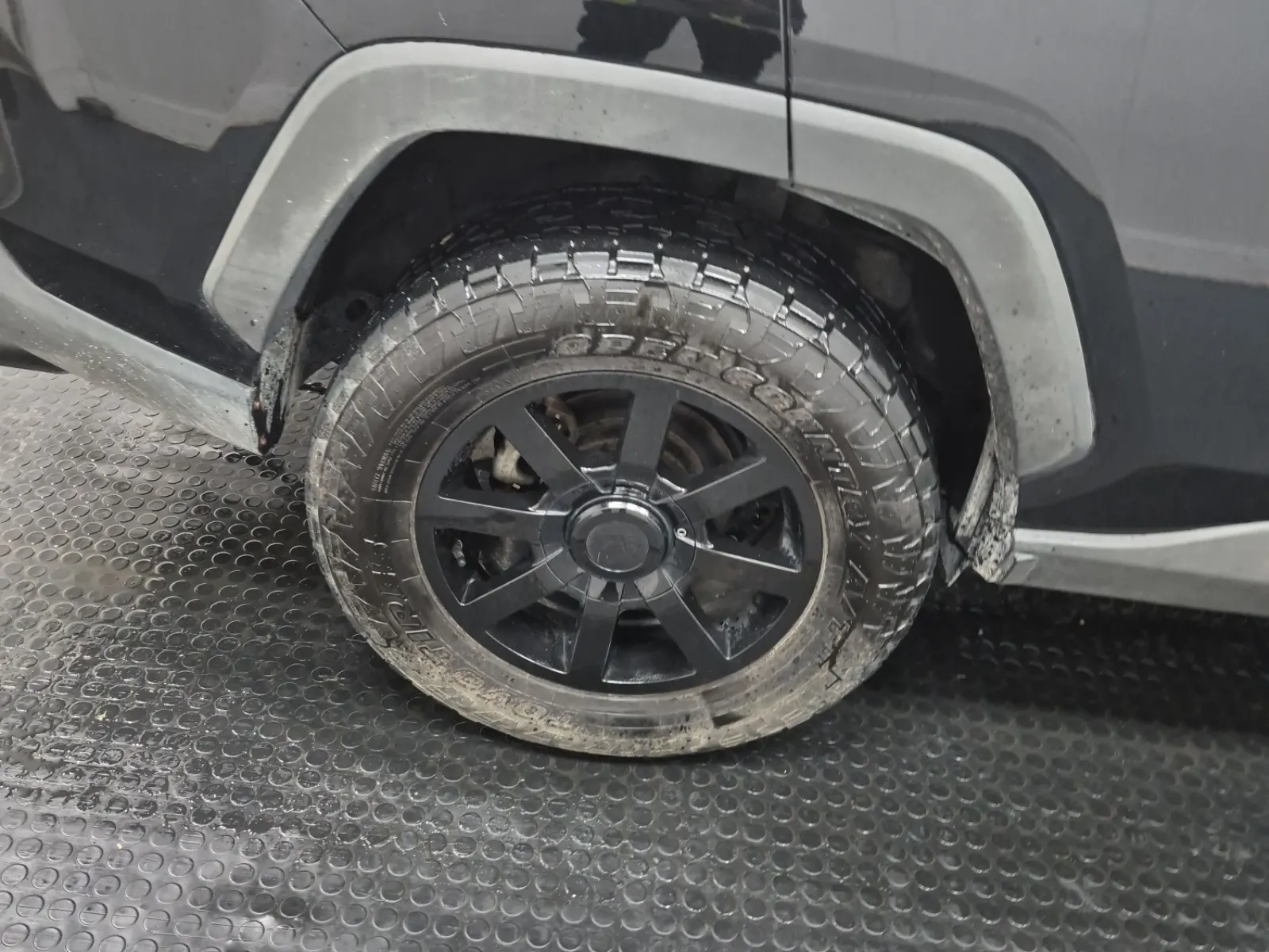 Right Rear Wheel/Tire Photo