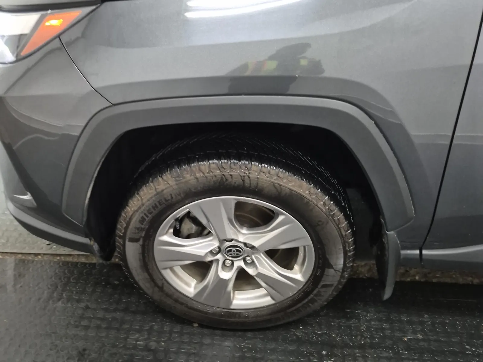 Front driver wheel/tire photo