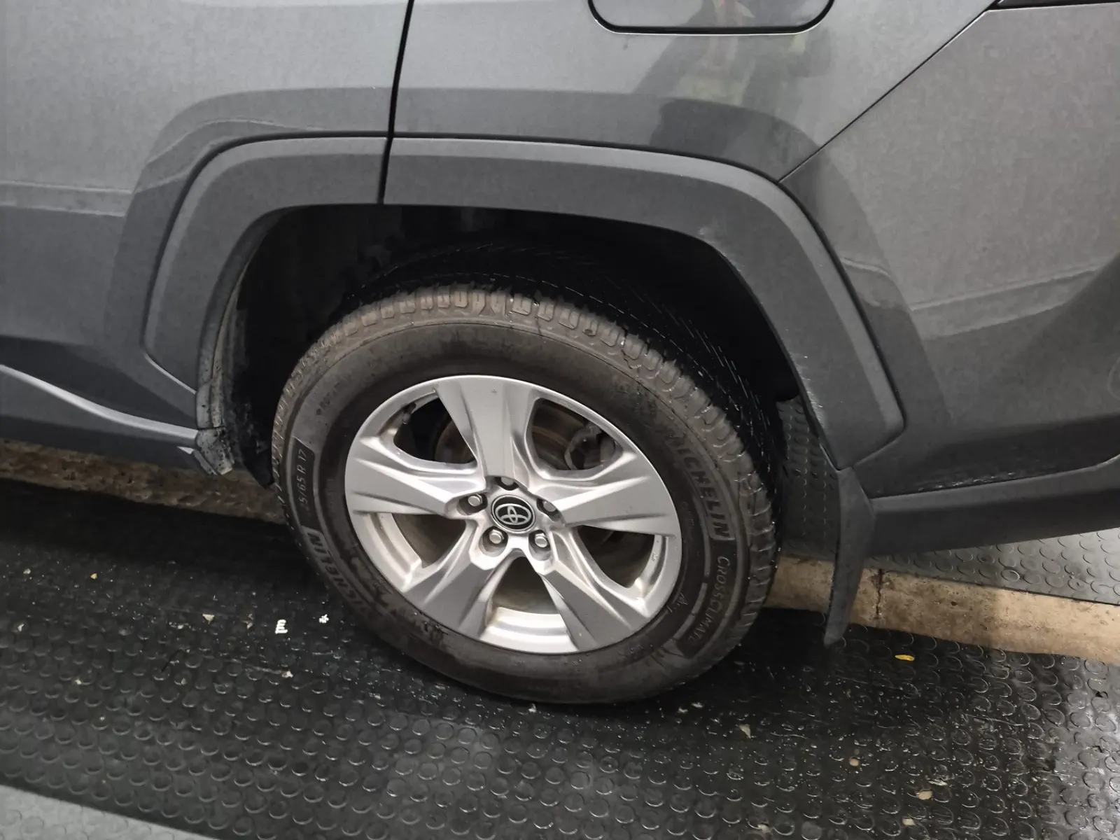 Left Rear Wheel/Tire Photo