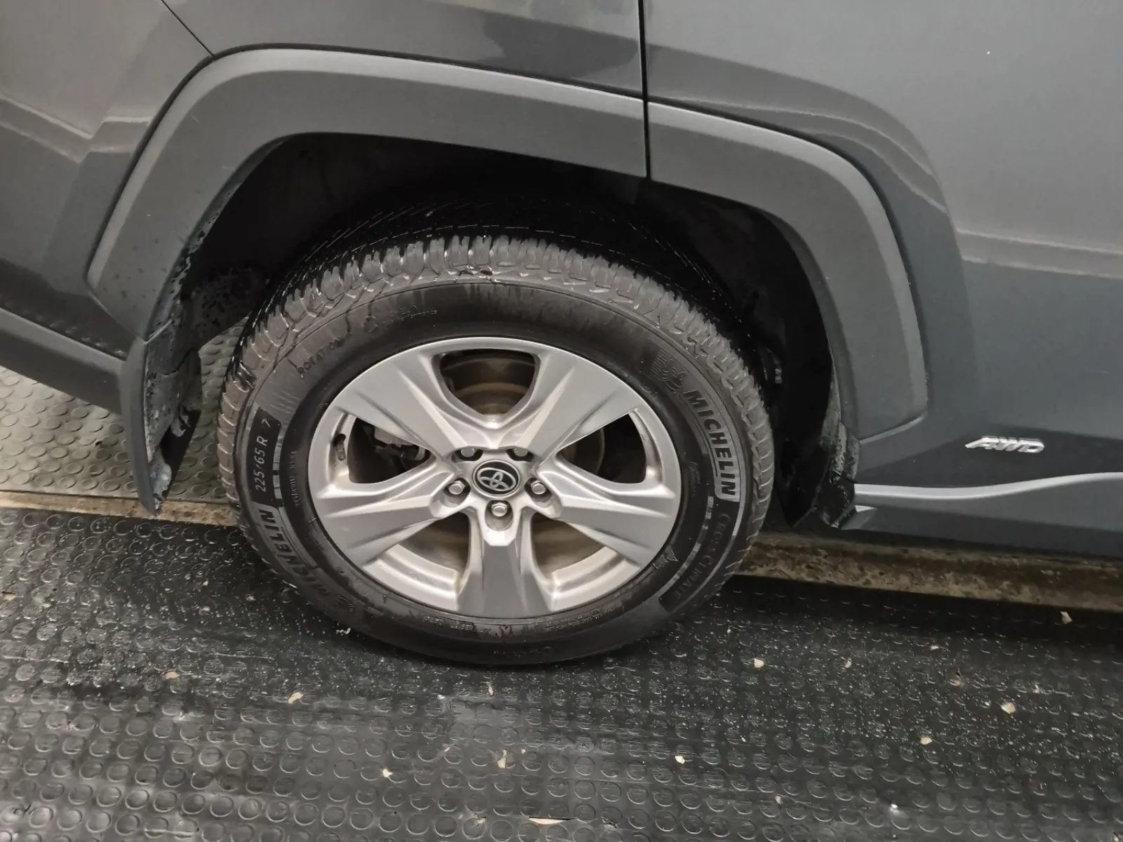 Right Rear Wheel/Tire Photo