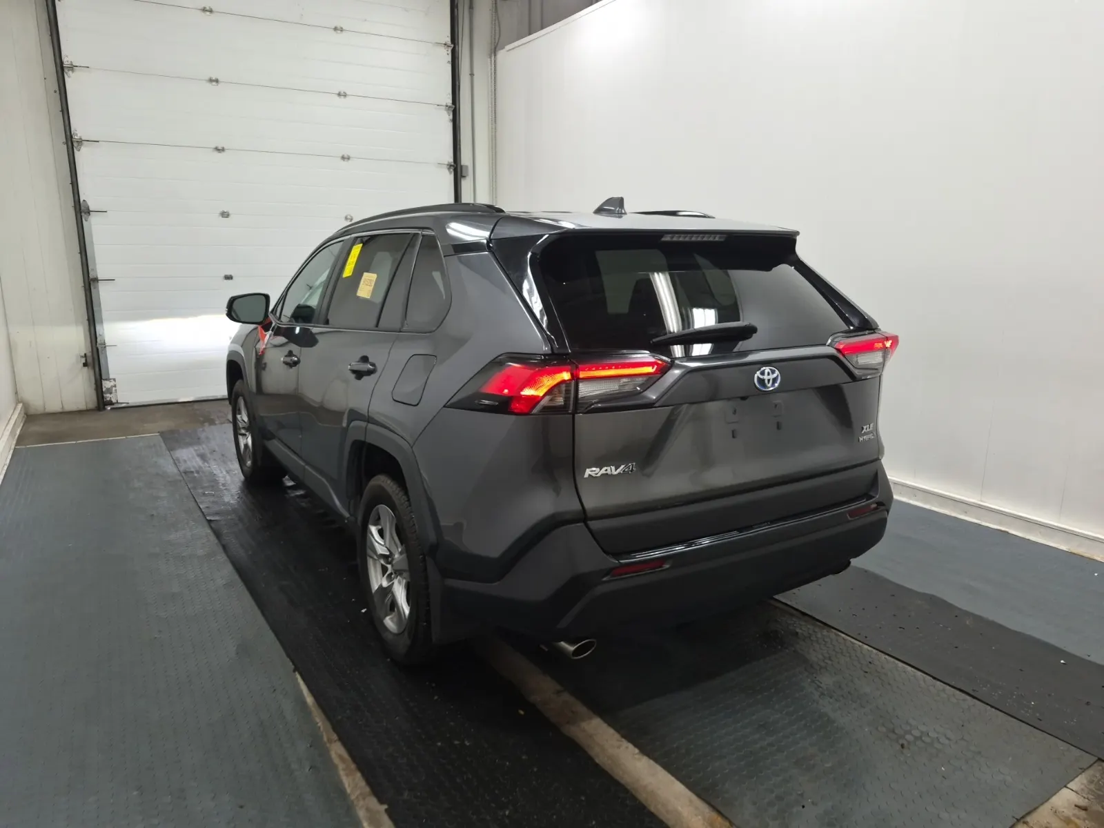 Driver Rear 3/4 Photo