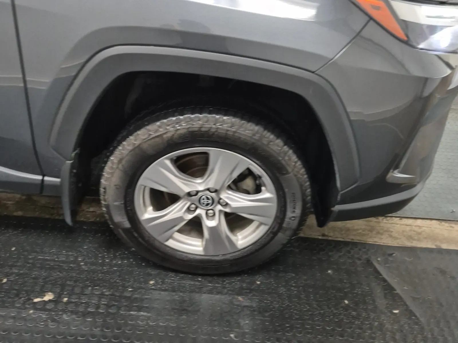 Right Front Wheel/Tire Photo