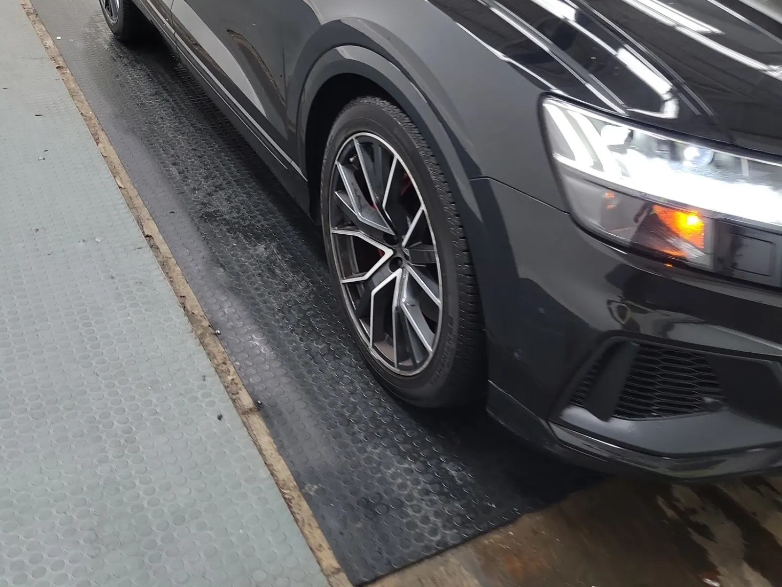 Right Front Wheel/Tire Photo