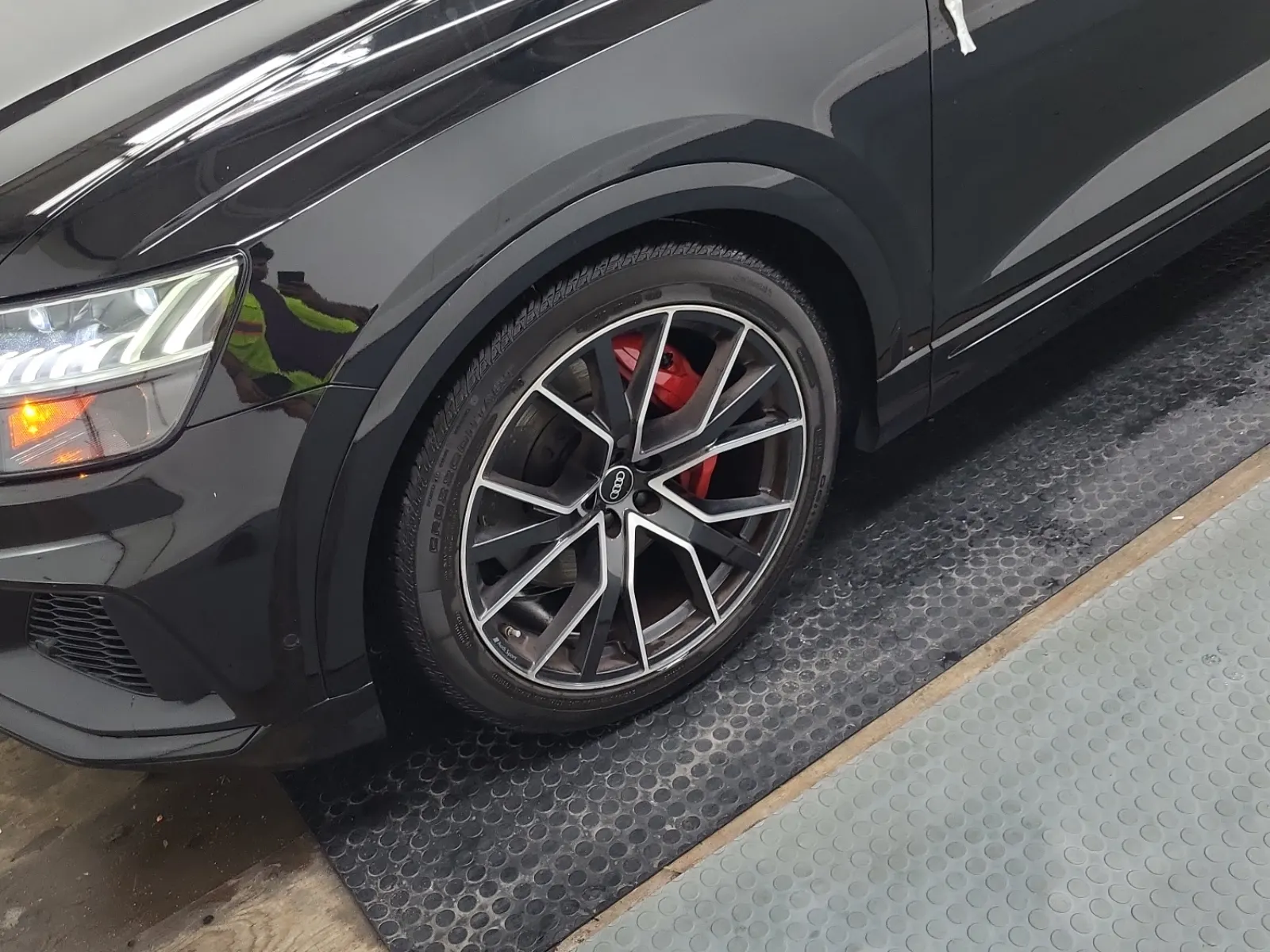 Front driver wheel/tire photo