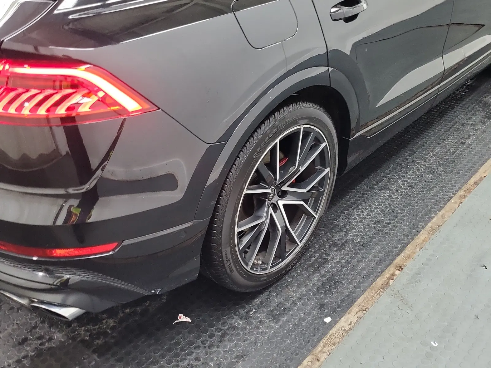 Right Rear Wheel/Tire Photo
