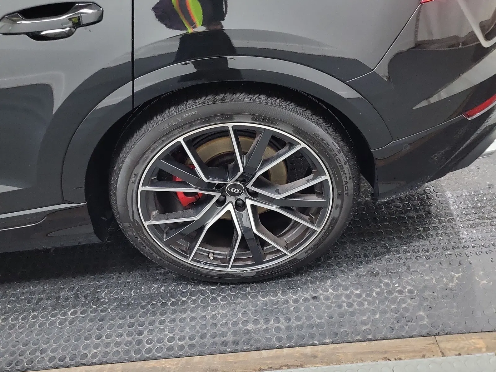 Left Rear Wheel/Tire Photo