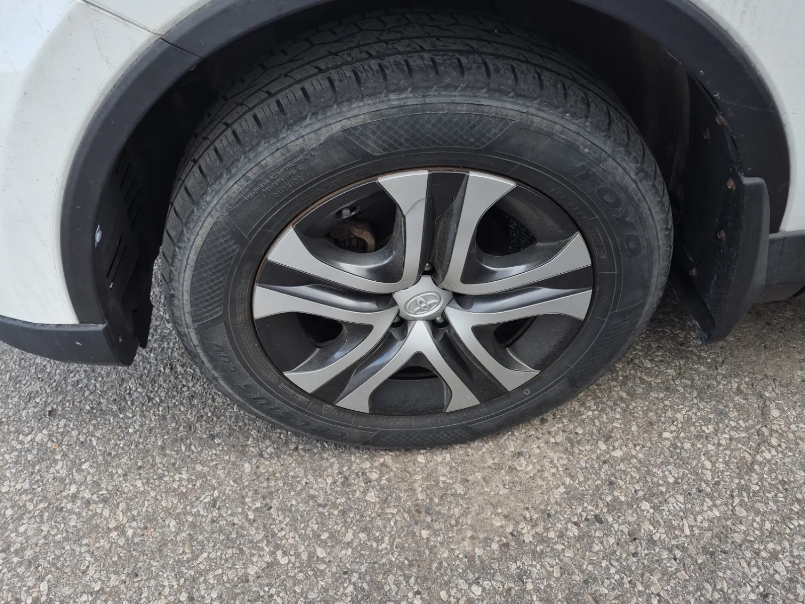 Front driver wheel/tire photo
