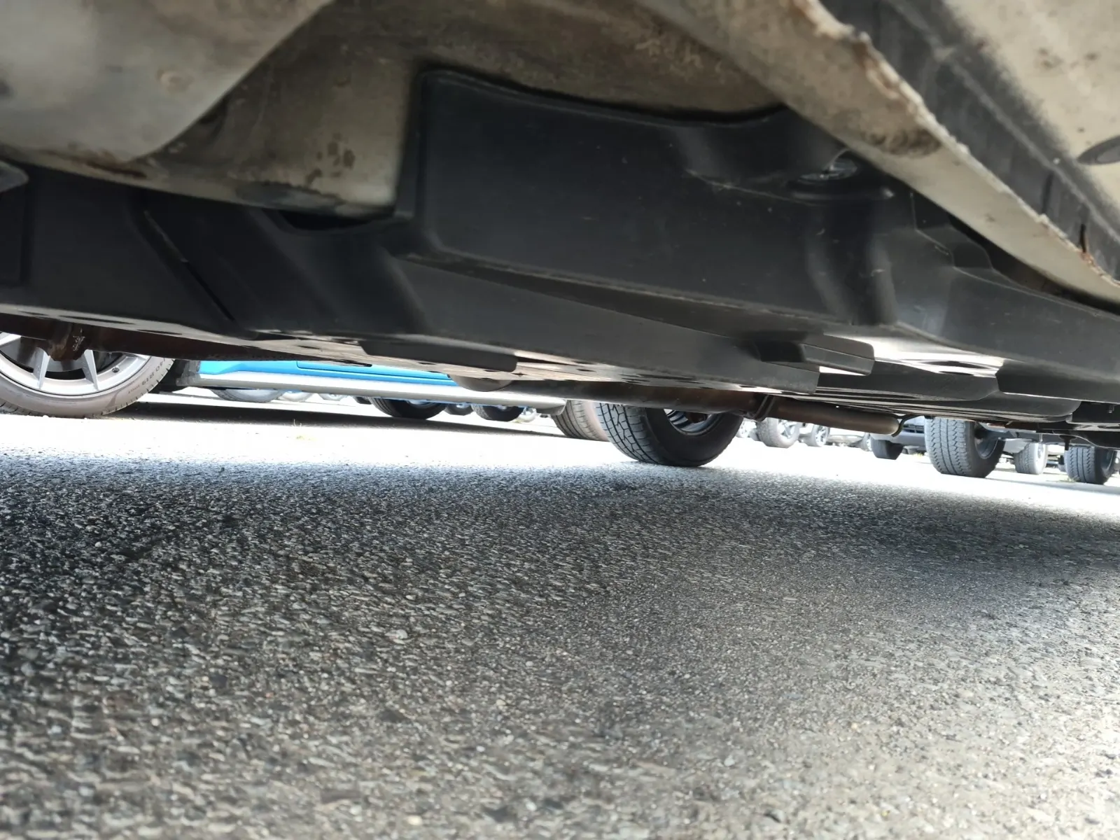 Undercarriage - Driver Photo