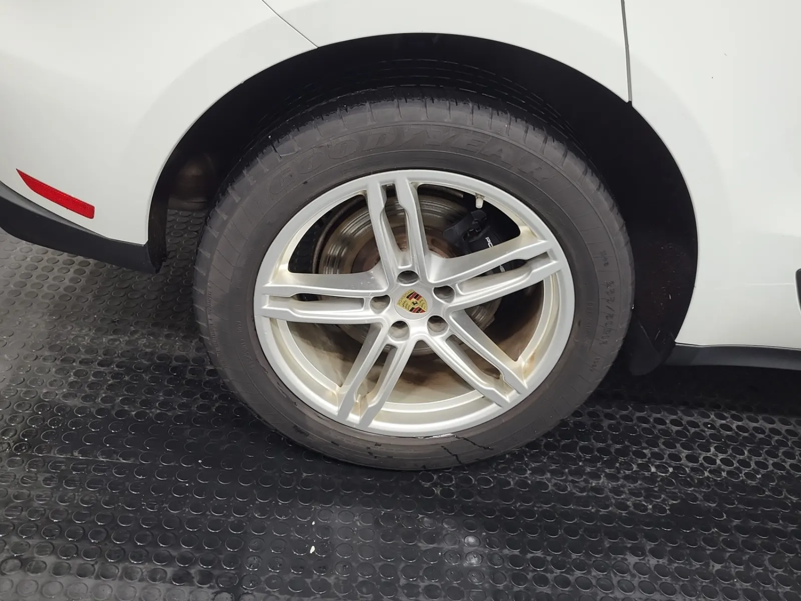 Right Rear Wheel/Tire Photo