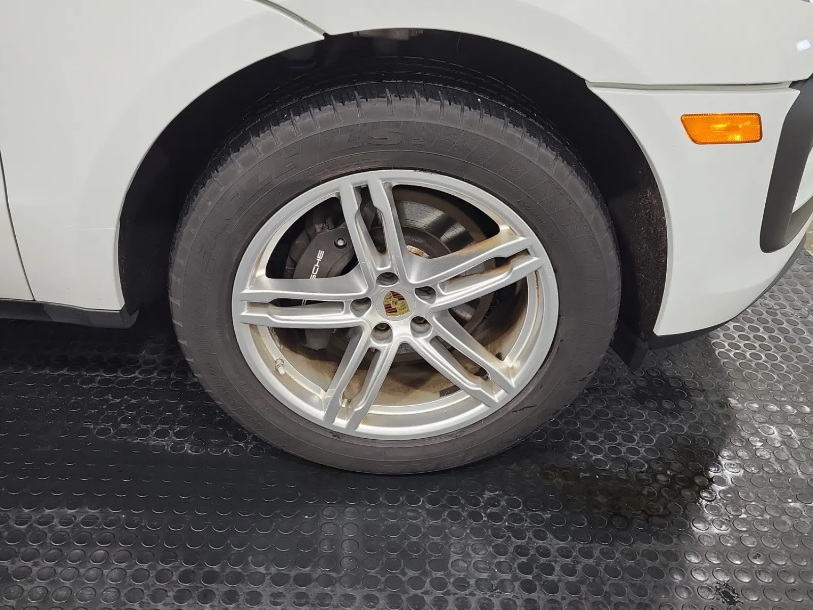 Right Front Wheel/Tire Photo