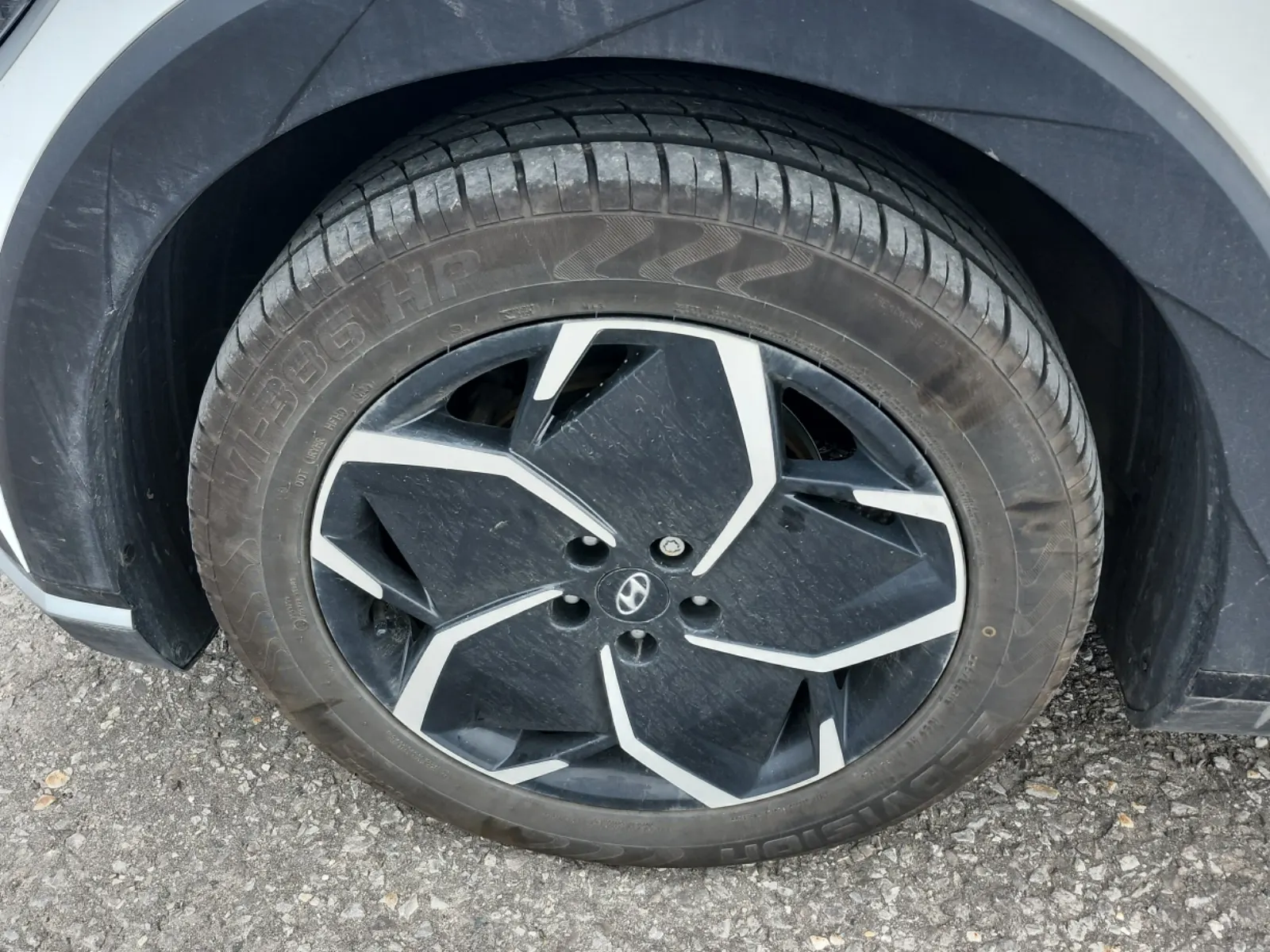 Front driver wheel/tire photo