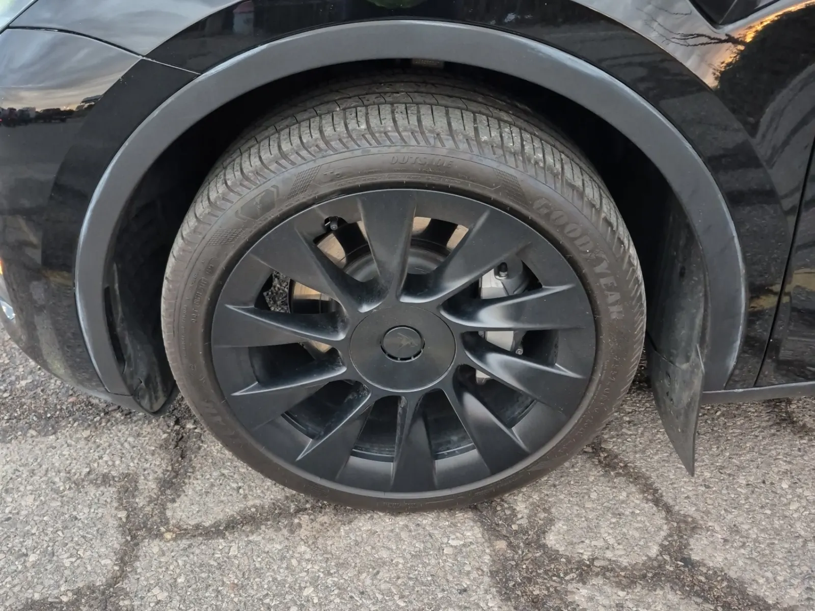 Front driver wheel/tire photo