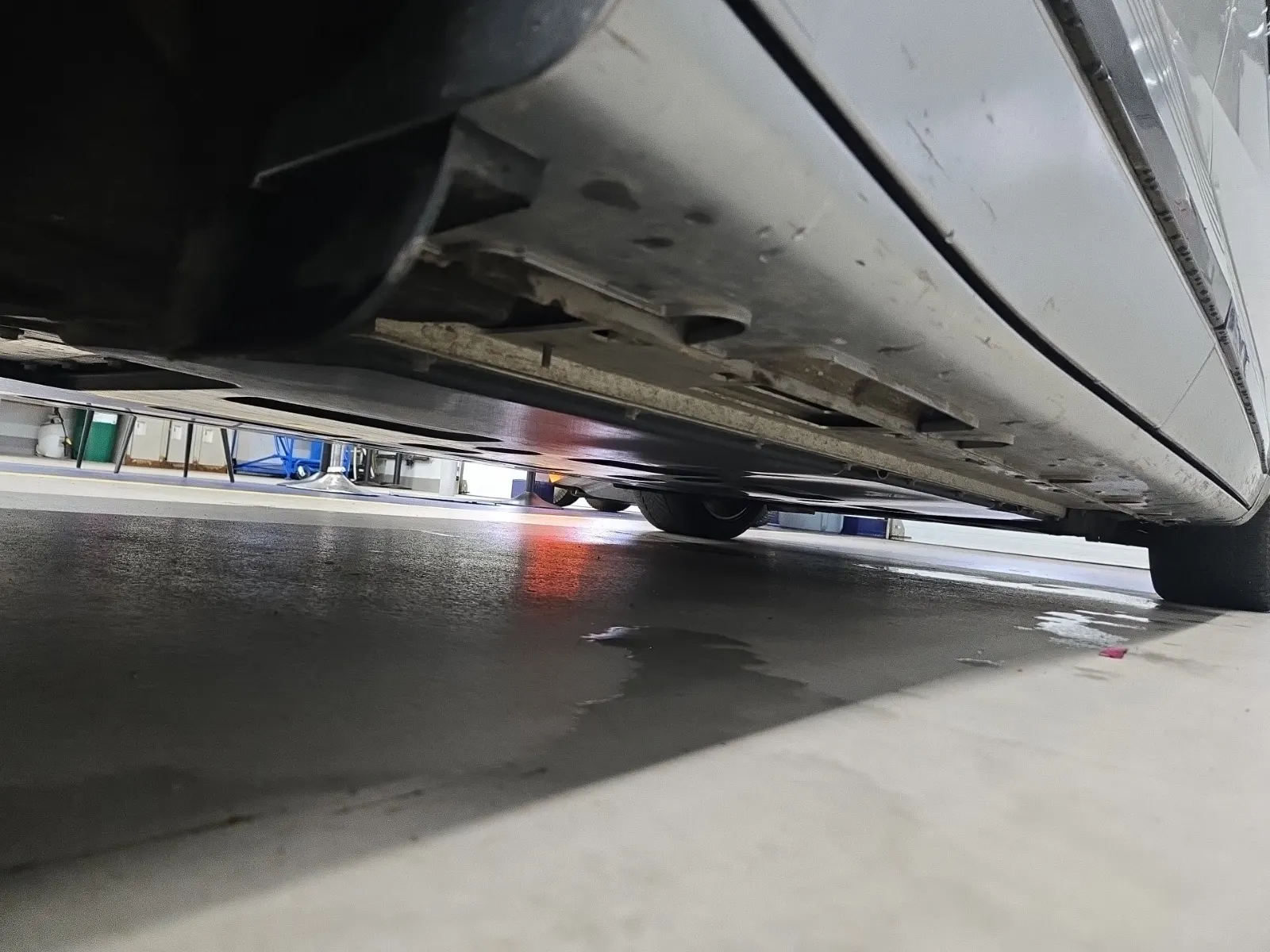 Undercarriage - Passenger Photo