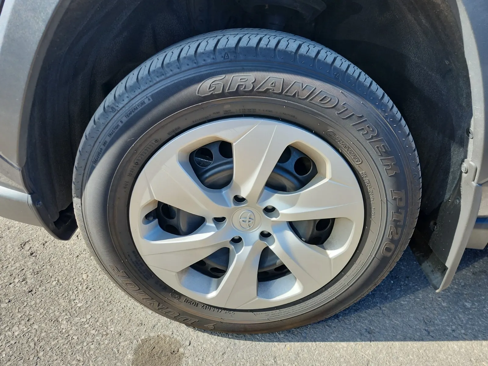 Front driver wheel/tire photo