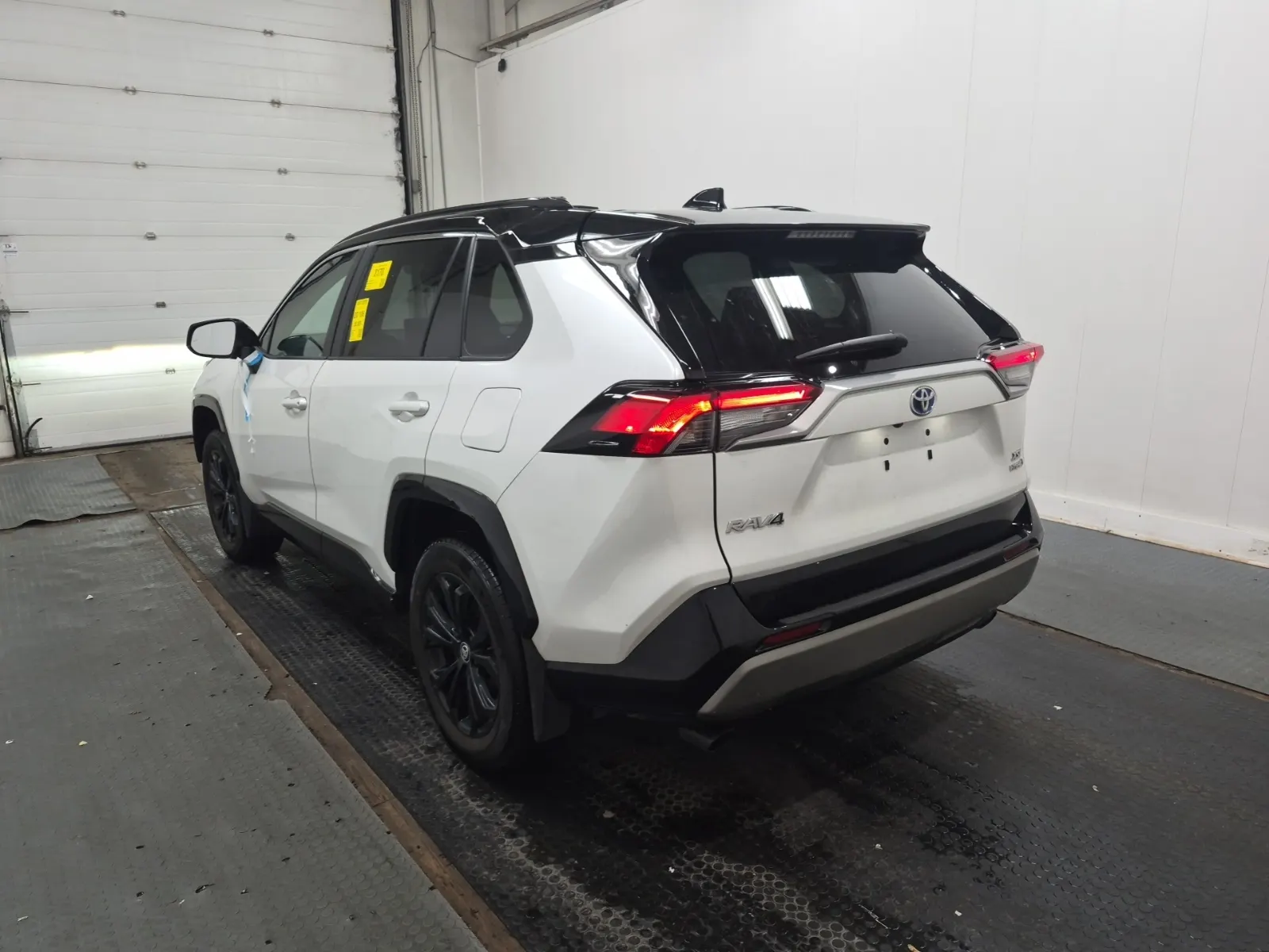 Driver Rear 3/4 Photo