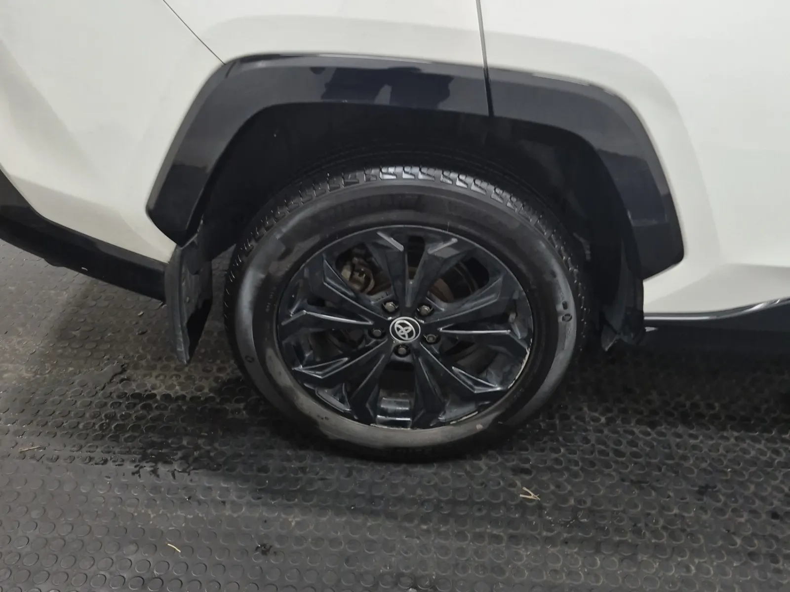 Right Rear Wheel/Tire Photo