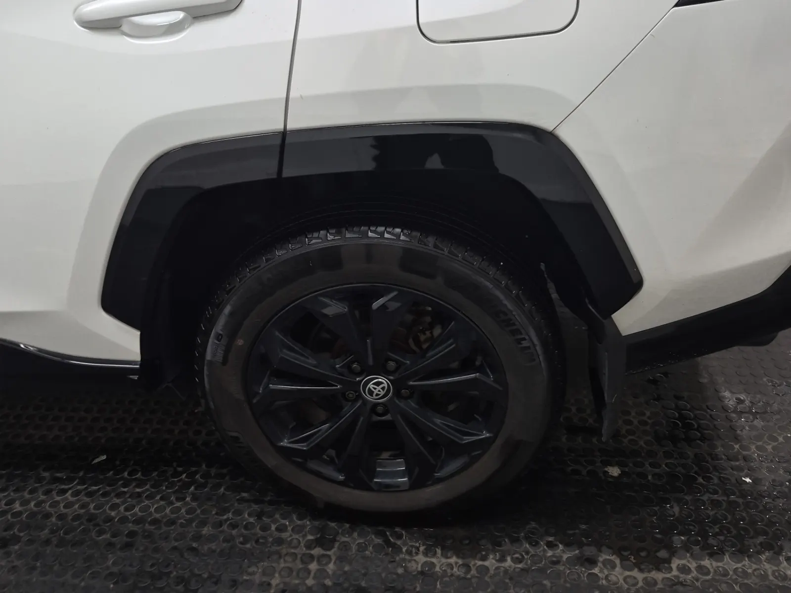 Left Rear Wheel/Tire Photo