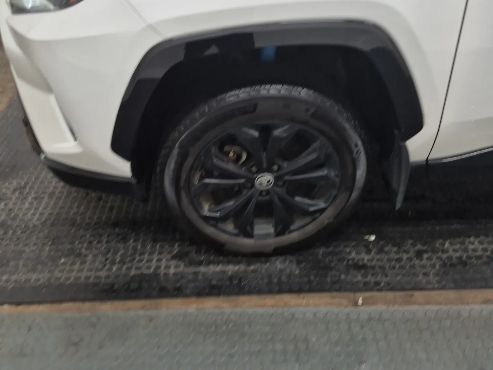 Front driver wheel/tire photo