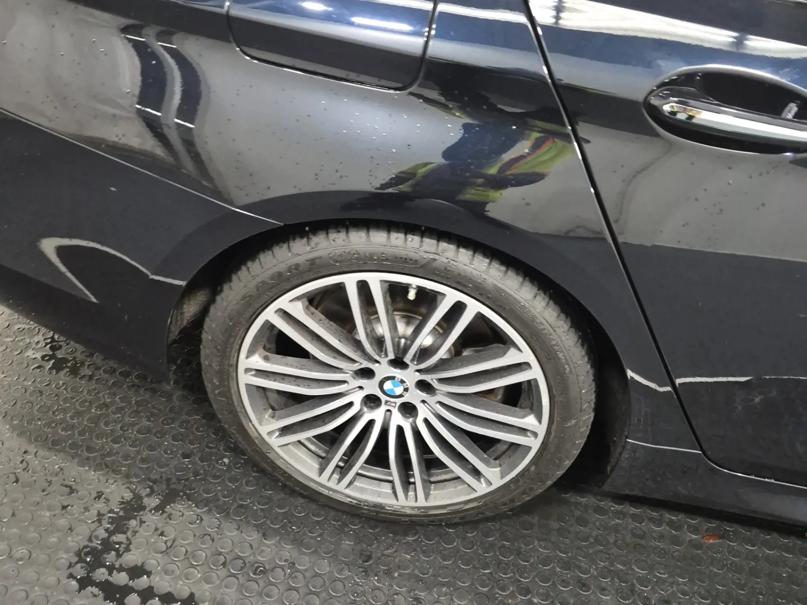Right Rear Wheel/Tire Photo