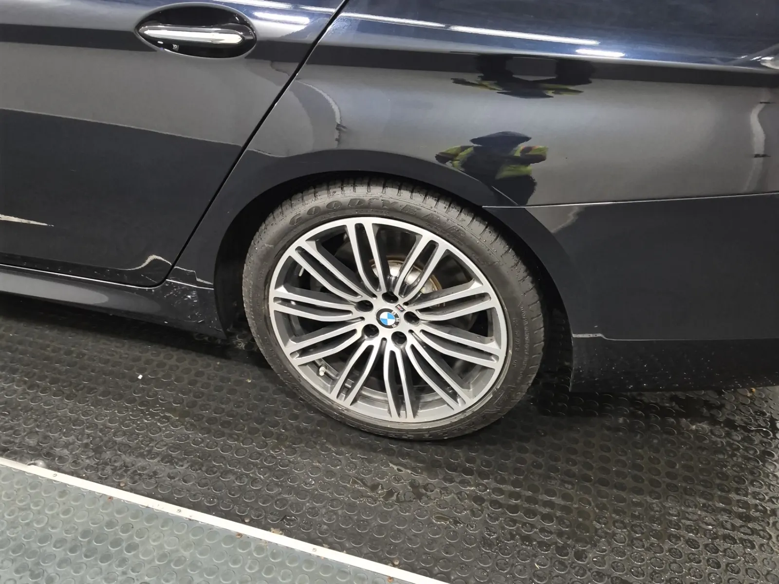 Left Rear Wheel/Tire Photo