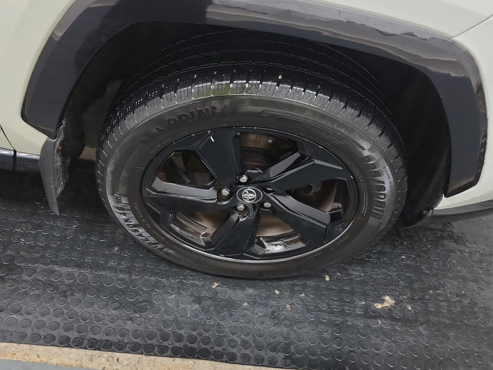 Right Front Wheel/Tire Photo