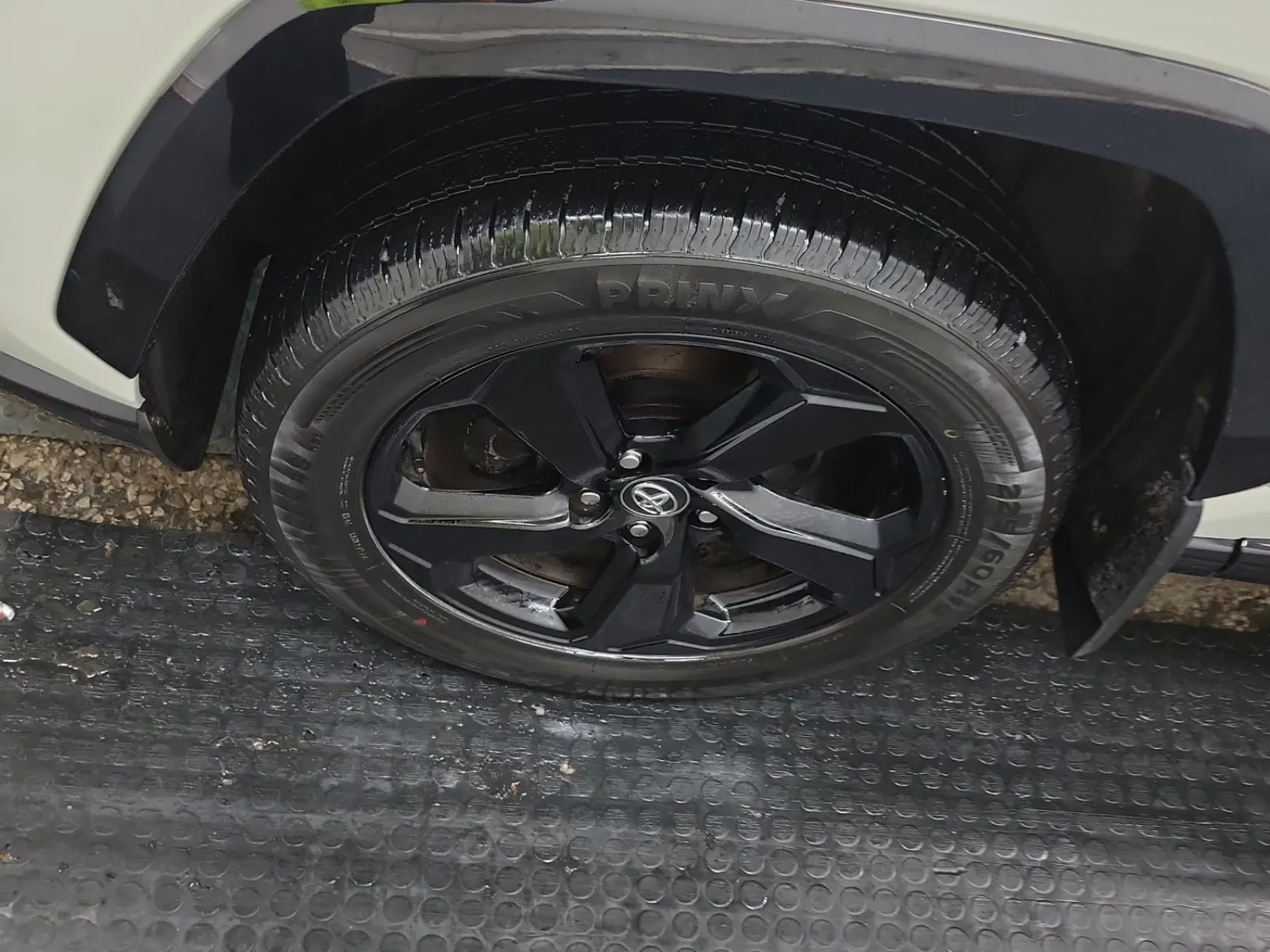 Front driver wheel/tire photo