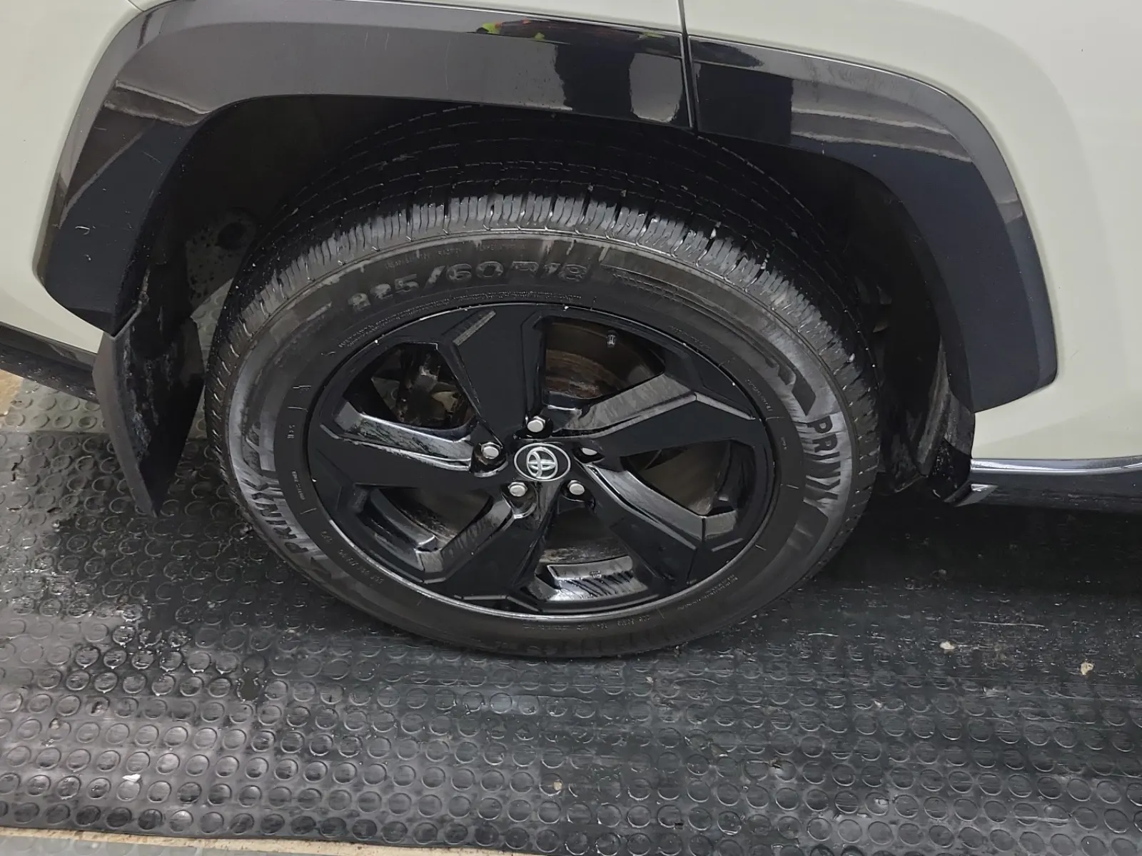 Right Rear Wheel/Tire Photo