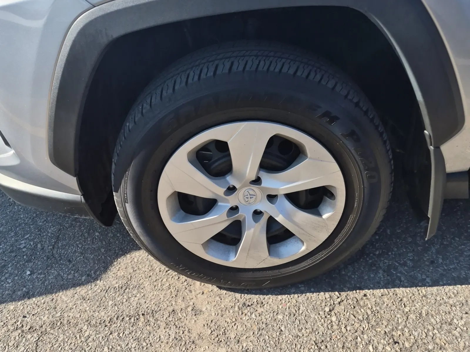 Front driver wheel/tire photo