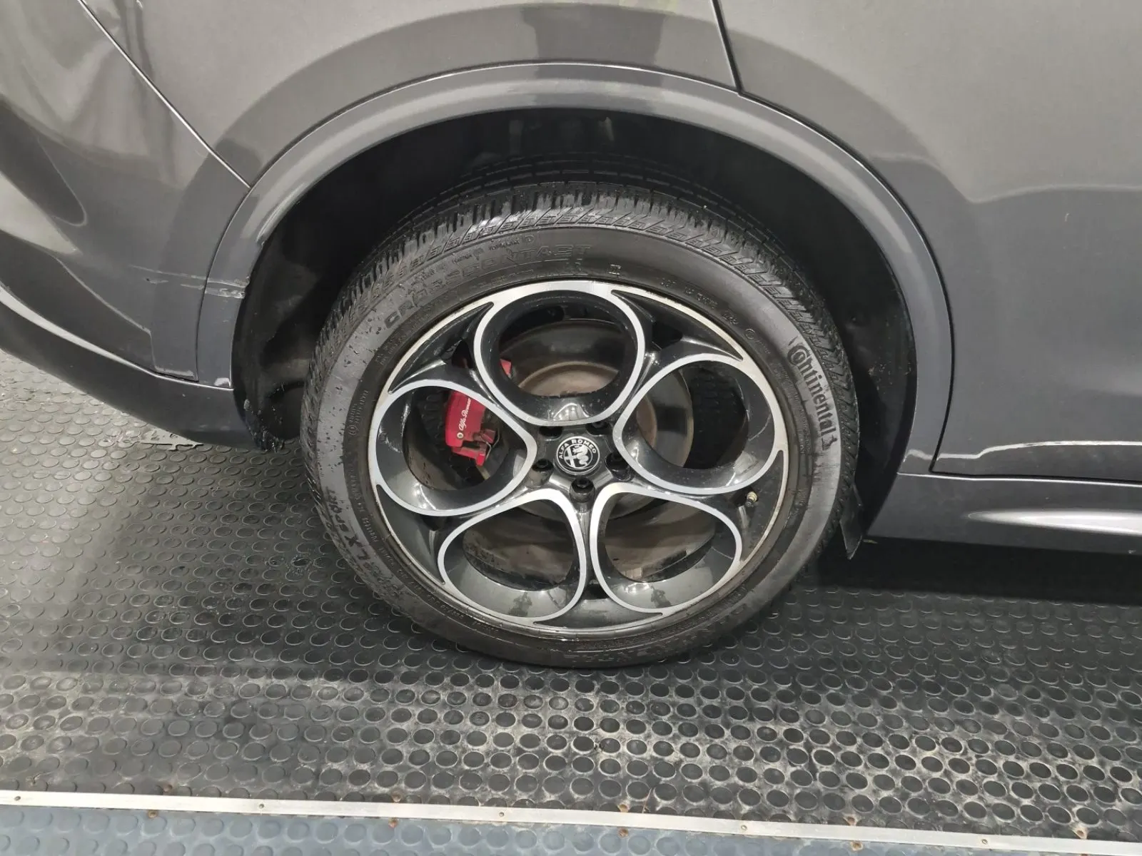Right Rear Wheel/Tire Photo