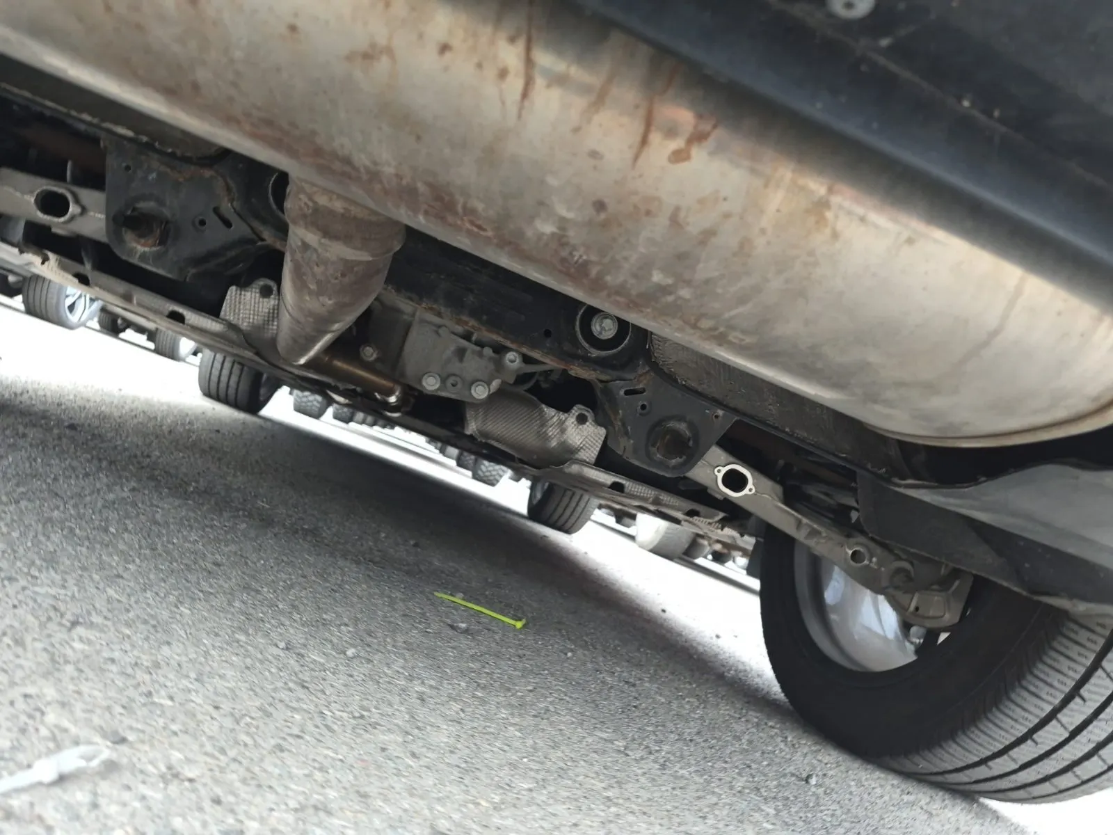 Undercarriage - Rear Photo