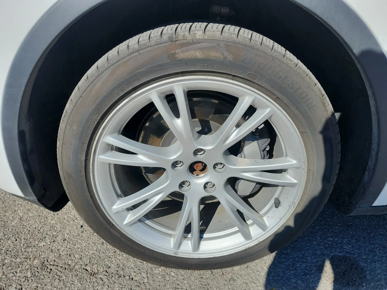 Front driver wheel/tire photo