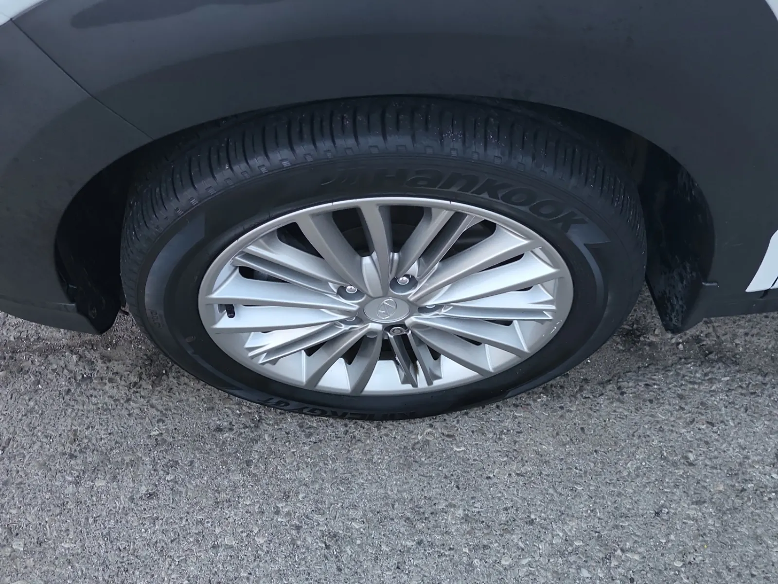 Front driver wheel/tire photo